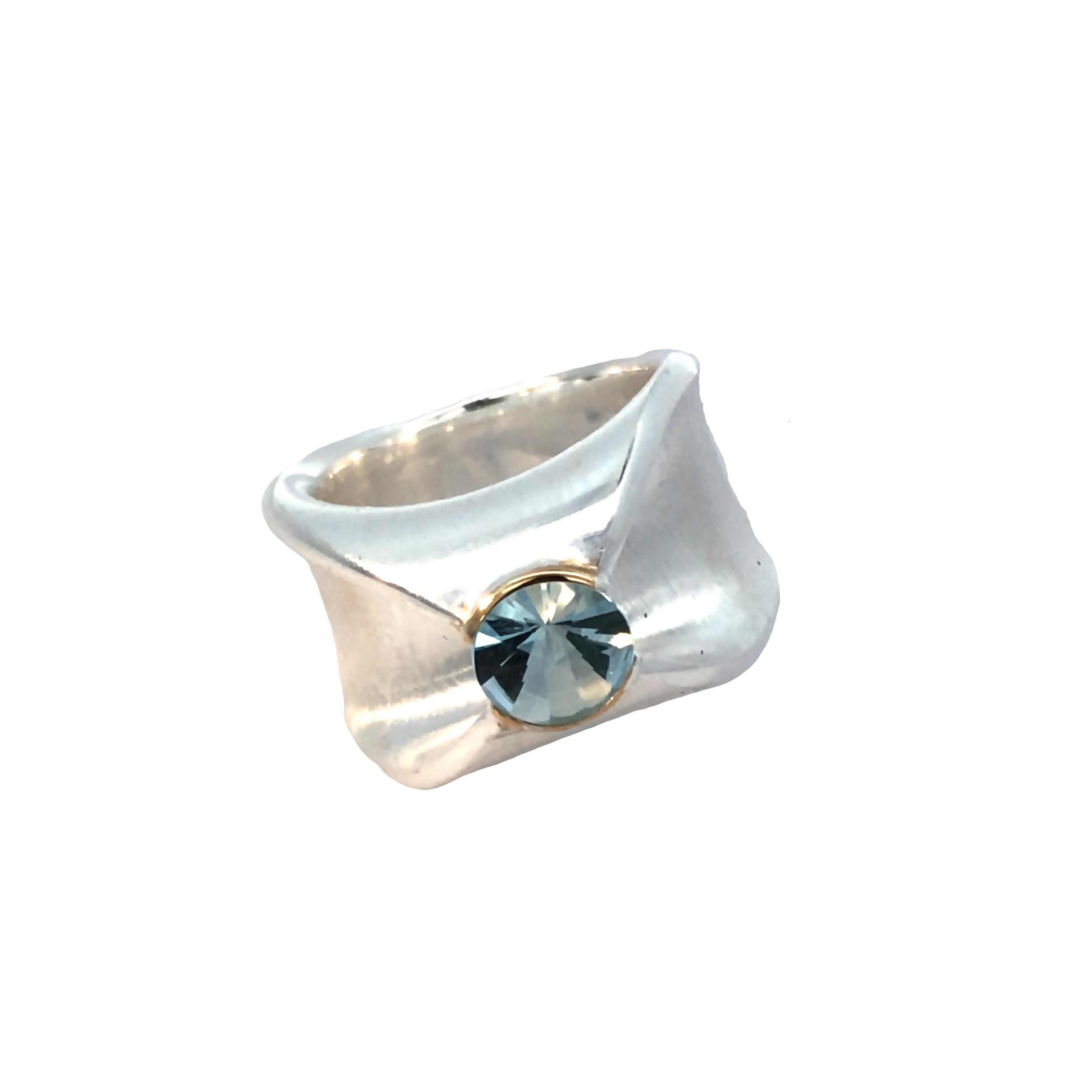Dieser exquisite Ring, Modellnummer 1-12379, kombiniert 925er Silber mit 750er Gelbgold und präsentiert einen faszinierenden, speziell geschliffenen 7,5 mm Blautopas. Kategorie: Schmuck, Typ: Ring, Größe: 37. Tragen Sie ihn elegant alleine oder in Kombination mit anderen Ringen, um einen stilvollen Look zu kreieren. Perfekt für besondere Anlässe oder als täglicher Hingucker.