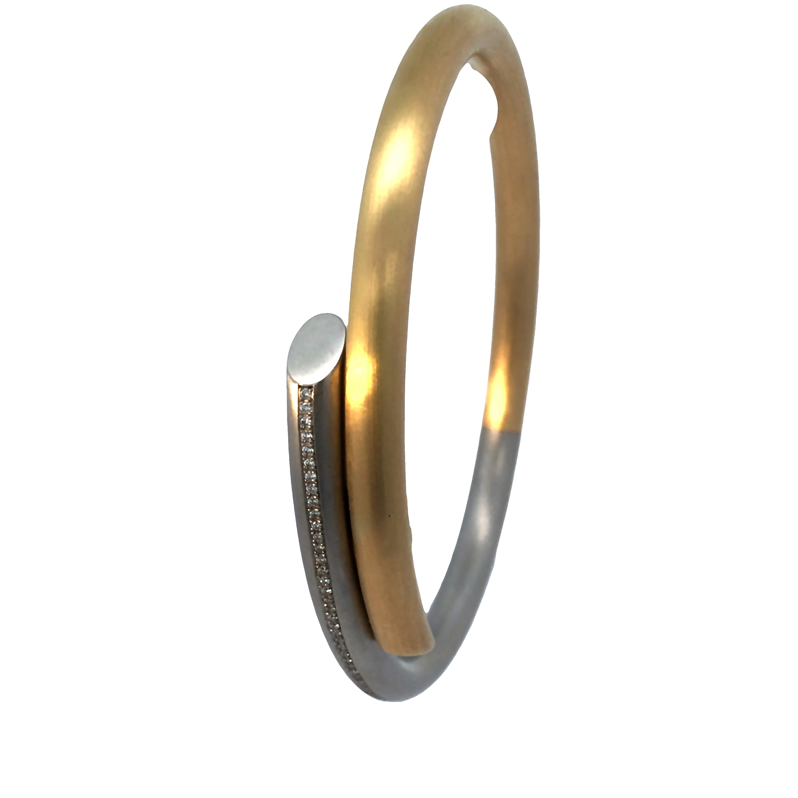 Entdecken Sie den exklusiven Armreif aus 750er Gold mit einem Silberkern und Platin 950/- hohl. Veredelt mit einem funkelnden Brillant von 0,275 ct Tw-if. Der elegante Armreif ist unter der Modellnummer 2-20564 erhältlich. Perfekt, um Ihrem Outfit einen Hauch von Luxus zu verleihen. Tragen Sie ihn solo oder kombinieren Sie ihn mit anderen Schmuckstücken.