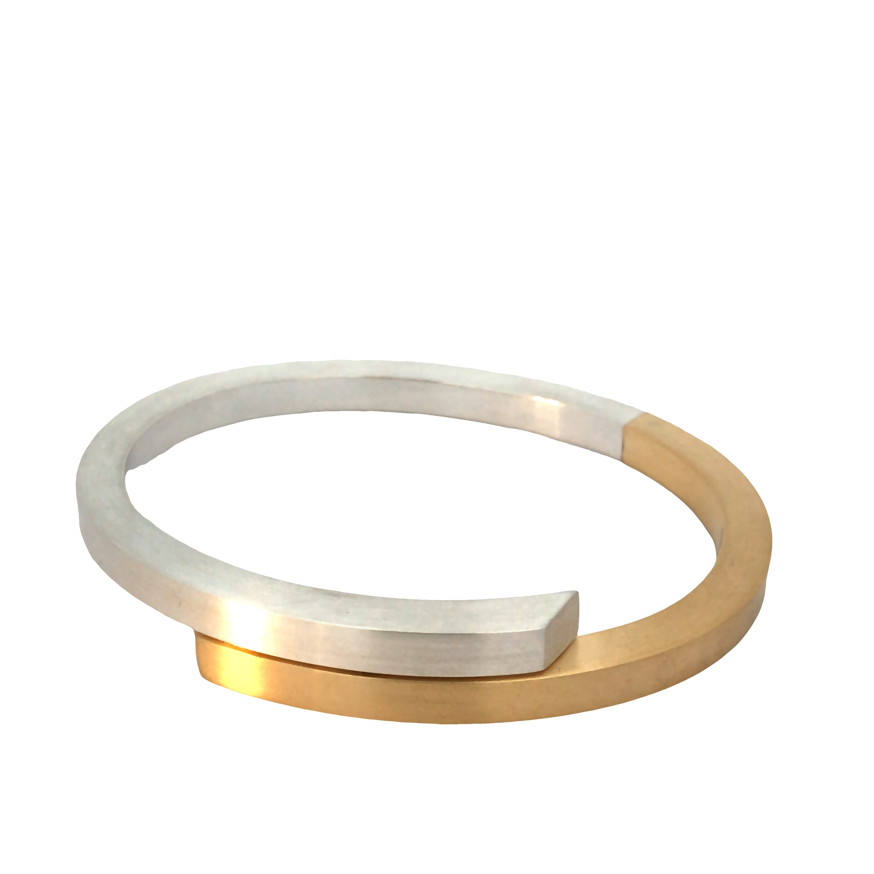 Der Armreif Modellnummer 1-20599-2 besticht durch seine edle Kombination aus 925er Silber und 750er Gelbgold. Dank des eleganten Designs kann er sowohl zu festlichen Anl&auml;ssen als auch im Alltag getragen werden. Am besten zur Geltung kommt er, wenn er alleine oder mit schlichten Schmuckst&uuml;cken kombiniert wird, um seinen luxuri&ouml;sen Charme zu unterstreichen.