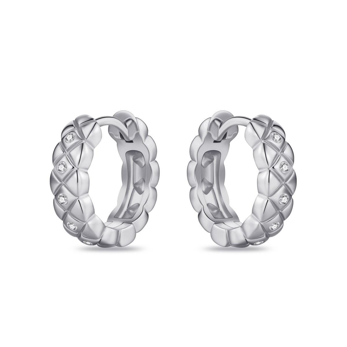 Deze gisser oorringen zijn elegante creolen van zilver, perfect voor een stijlvolle uitstraling. Draag ze bij zowel dagelijks als formele gelegenheden voor een verfijnde touch. Ideaal om te combineren met andere zilveren sieraden voor een samenhangende look. Voeg deze tijdloze klassieke oorbellen eenvoudig aan je collectie toe voor een vleugje elegantie.