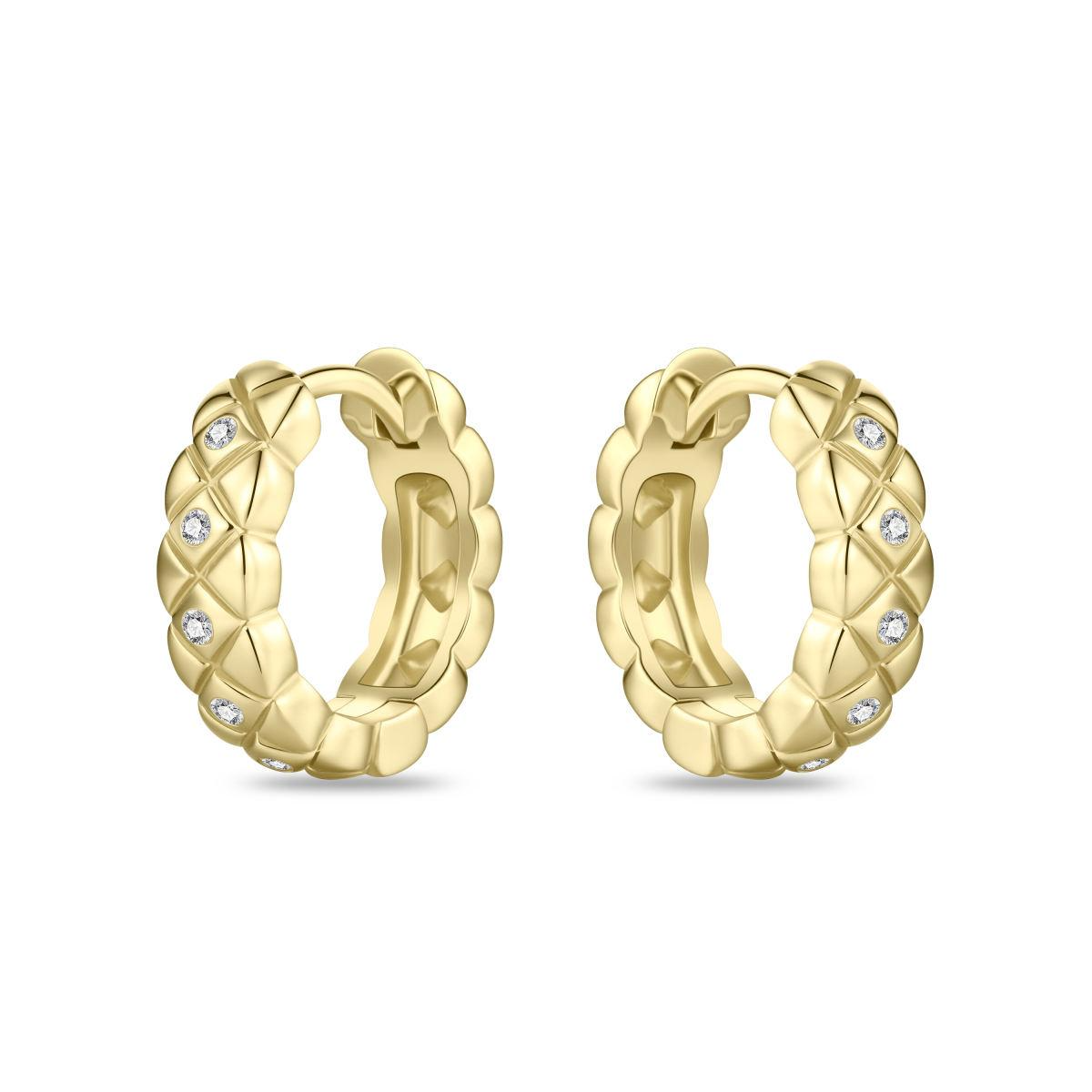 Deze gisser oorringen zijn elegante creolen. Perfect te combineren met zowel casual als formele outfits voor een verfijnde touch. Draag ze om een vleugje elegantie toe te voegen aan je alledaagse look of als opvallend accessoire bij speciale gelegenheden.