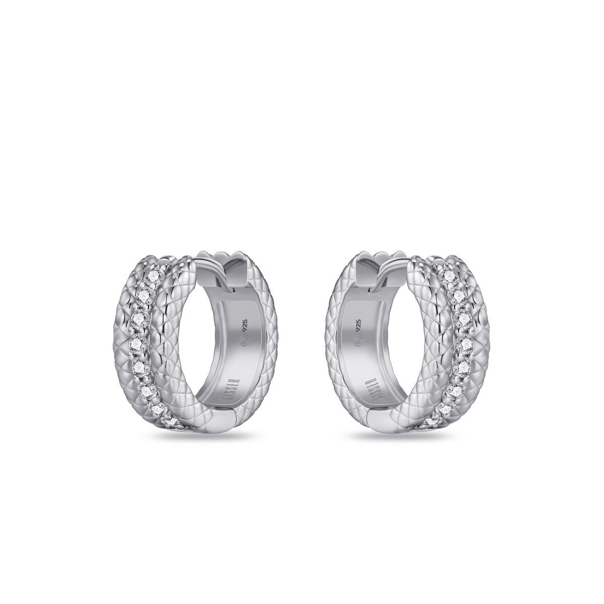 Deze Gisser oorringen zijn elegante creolen van zilver. Deze tijdloze sieraden voegen een vleugje verfijning toe aan elke outfit. Draag ze met je favoriete avondjurk of casual dagoutfits voor een subtiele maar stijlvolle uitstraling. Perfect voor elke gelegenheid, van dagelijks gebruik tot feestelijke evenementen.