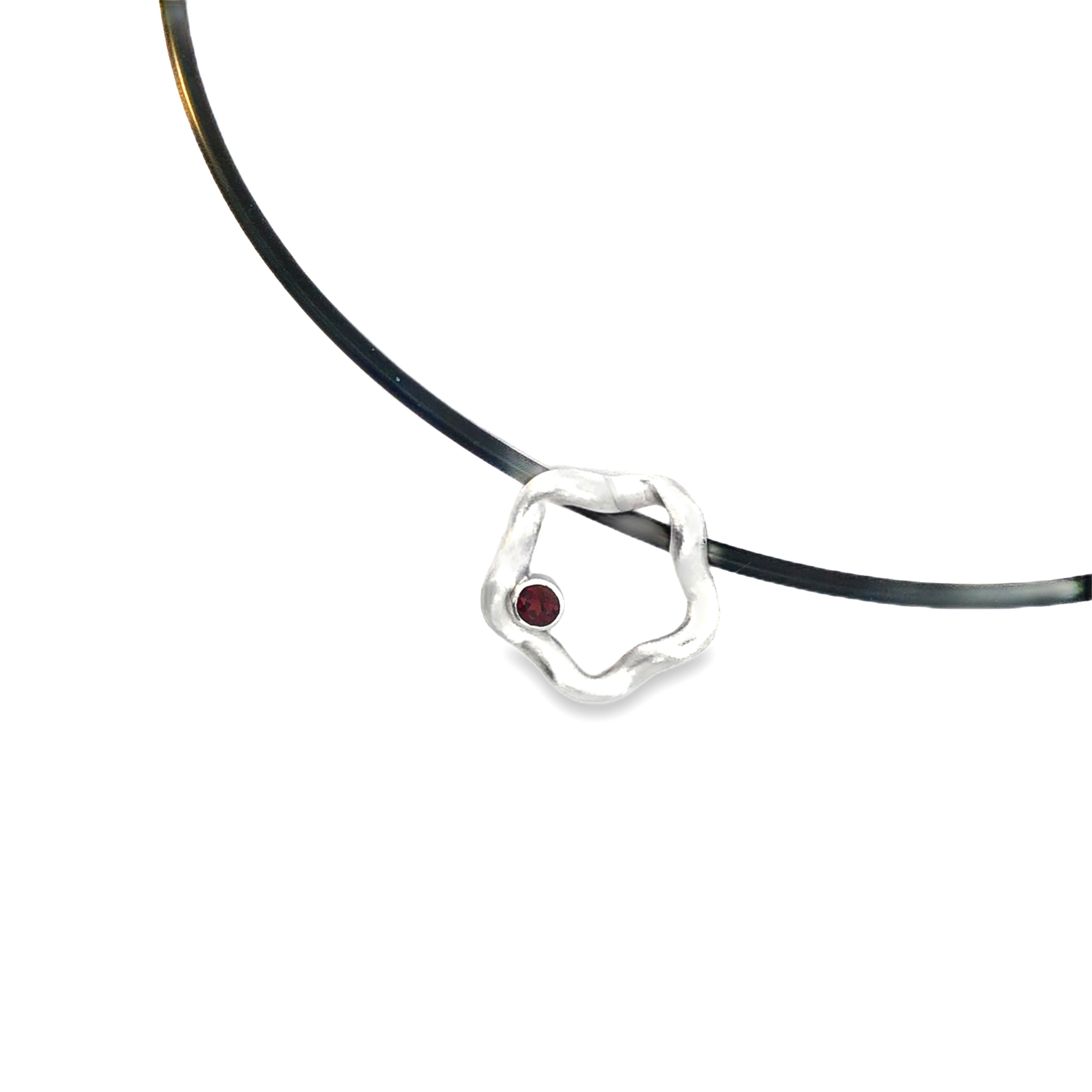 Der Anhänger Silber 925/- mit facettiertem Granat 05 mm, Modellnummer 1-31933, ist ein elegantes Schmuckstück aus hochwertigem Sterlingsilber. Tragen Sie diesen stilvollen Granat-Anhänger an einem Silikoncollier 19723 um jedem Outfit einen Hauch von Raffinesse zu verleihen. Perfekt für besondere Anlässe oder als täglicher Blickfang.