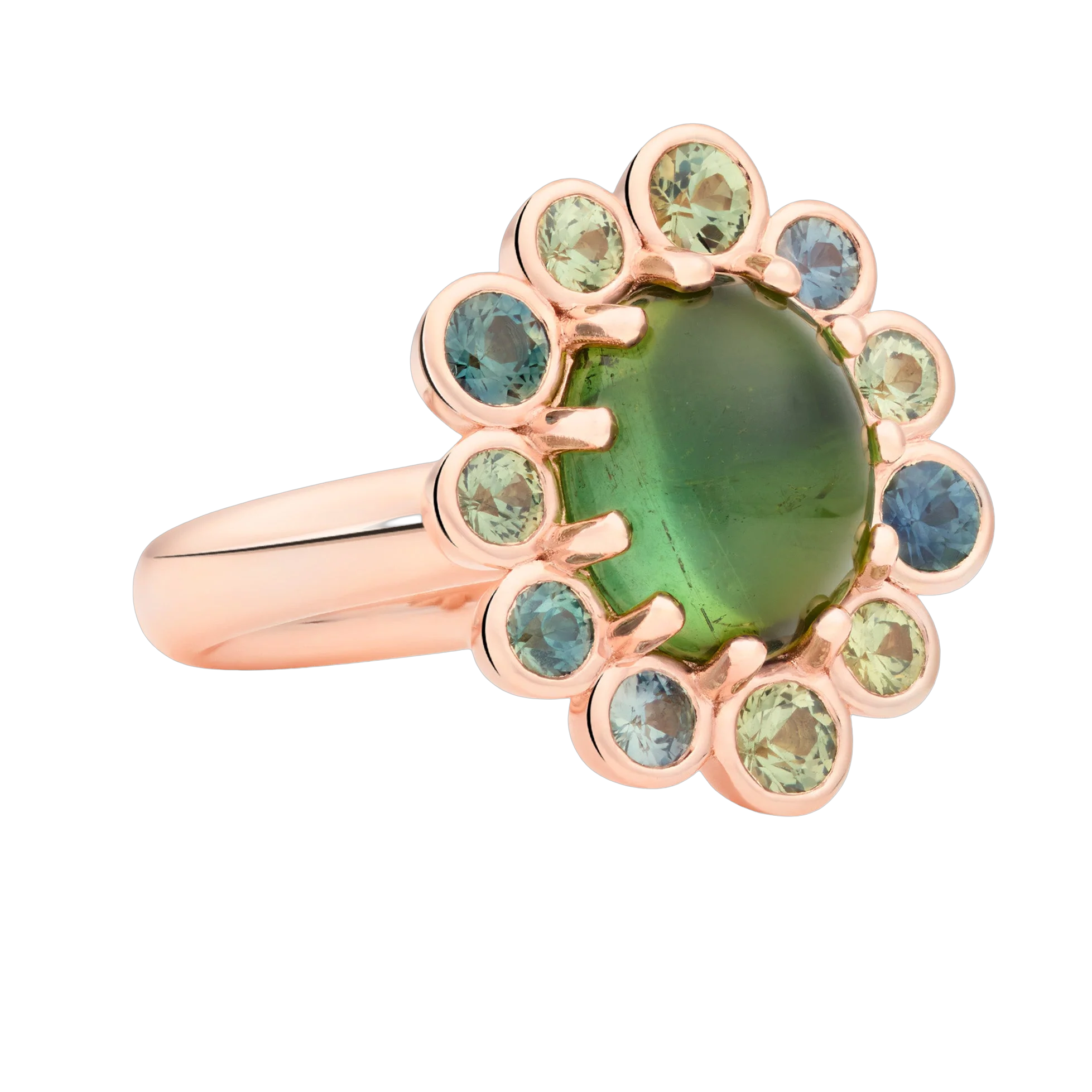 De Confetti Ring met referentie 8RR4941GTCMK/1 is een ode aan kleur, vorm en speels vakmanschap. De centraal geplaatste, ovaal cabochon geslepen groene toermalijn van 12 x 10 mm vormt een zachte, glanzende blikvanger. Daaromheen schittert een levendige mix van gefacetteerde saffieren, die de ring een vrolijke en luxe uitstraling geven.

Het samenspel tussen de gladde cabochon en de fonkelende saffieren maakt dit ontwerp tot een waar feest voor het oog. Een ring die uitnodigt om gedragen en bewonderd te worden.

Een uniek statementpiece dat moeiteloos elegantie en karakter verenigt.