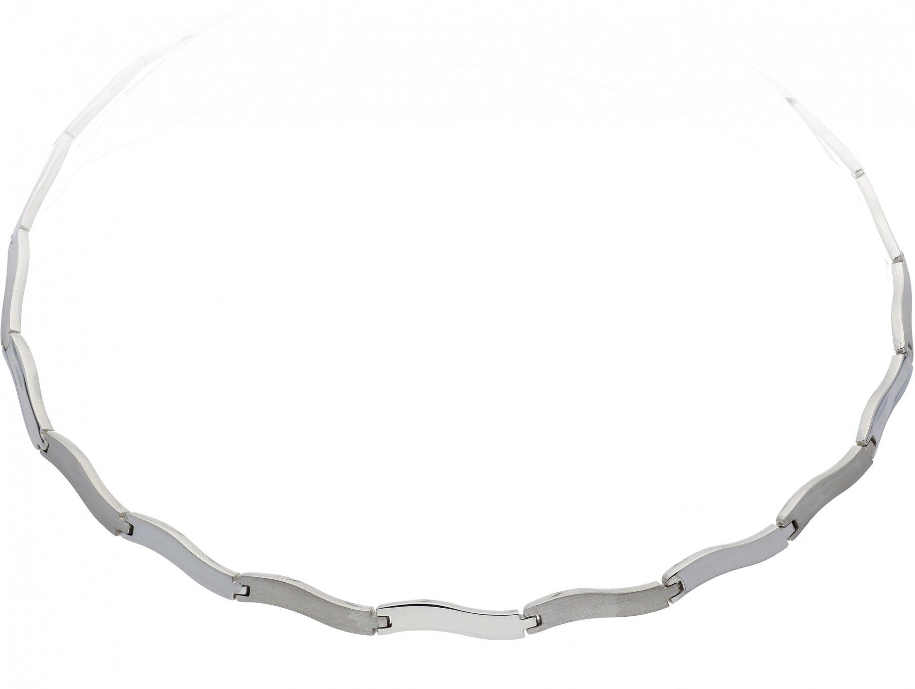 Modelnummer 103.0479.43 is een sierlijke ketting. Deze ketting uit de categorie 'Jewel' is het ideale accessoire om je outfit te verfijnen. Draag het als een statement stuk met een elegante avondjurk of voeg een vleugje glamour toe aan je dagelijkse look. Perfect voor elke gelegenheid!