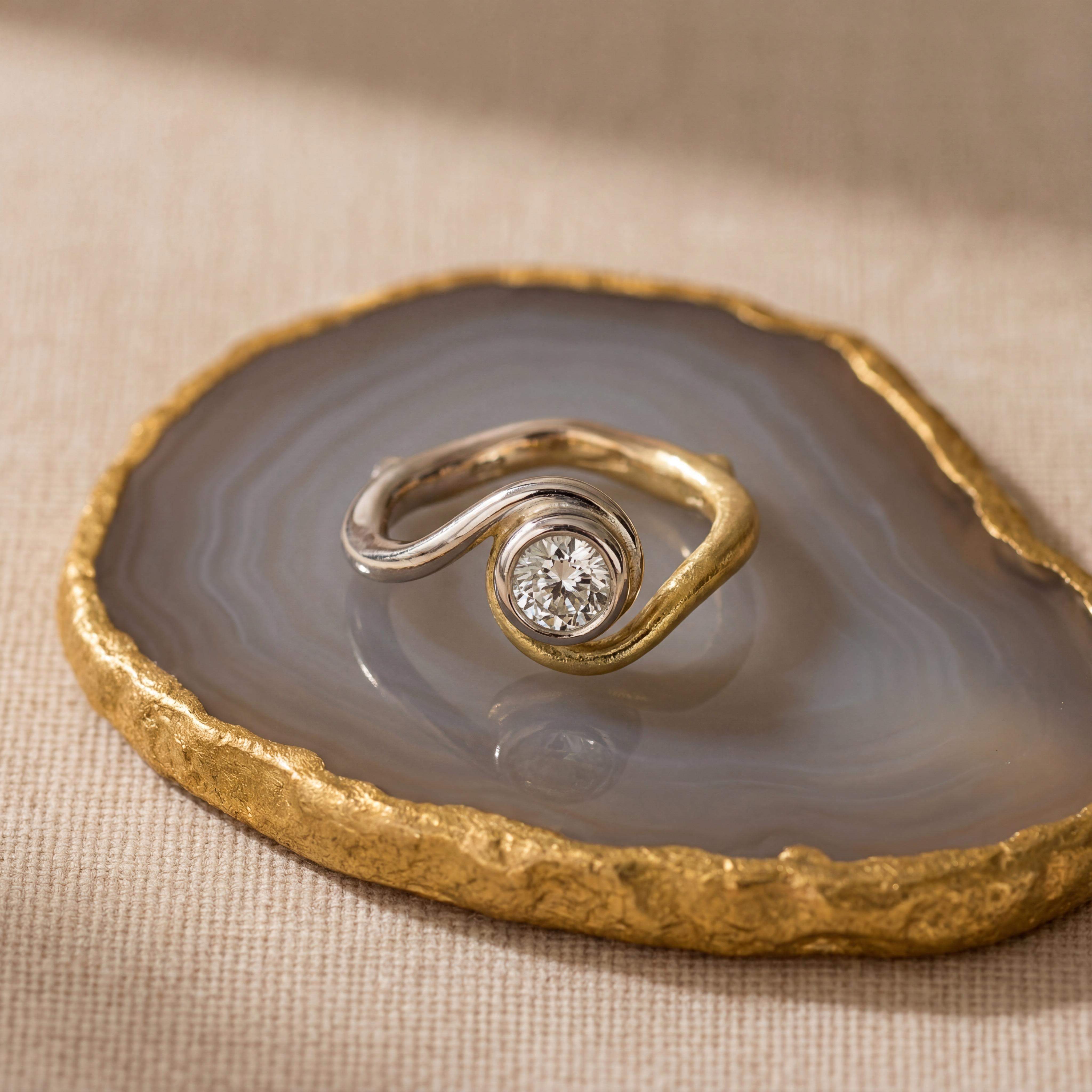 Dieser Ring mit einem 0,80ct  Brillanten vereint elegantes Gelb- und Weißgold (750). Als hochwertiges Schmuckstück verkörpert er Luxus und Stil. Ideal für besondere Anlässe, kann er sowohl allein als auch mit anderen Schmuckstücken kombiniert getragen werden, um einen edlen Look zu vervollständigen. Perfekt für anspruchsvolle Schmuckliebhaber.