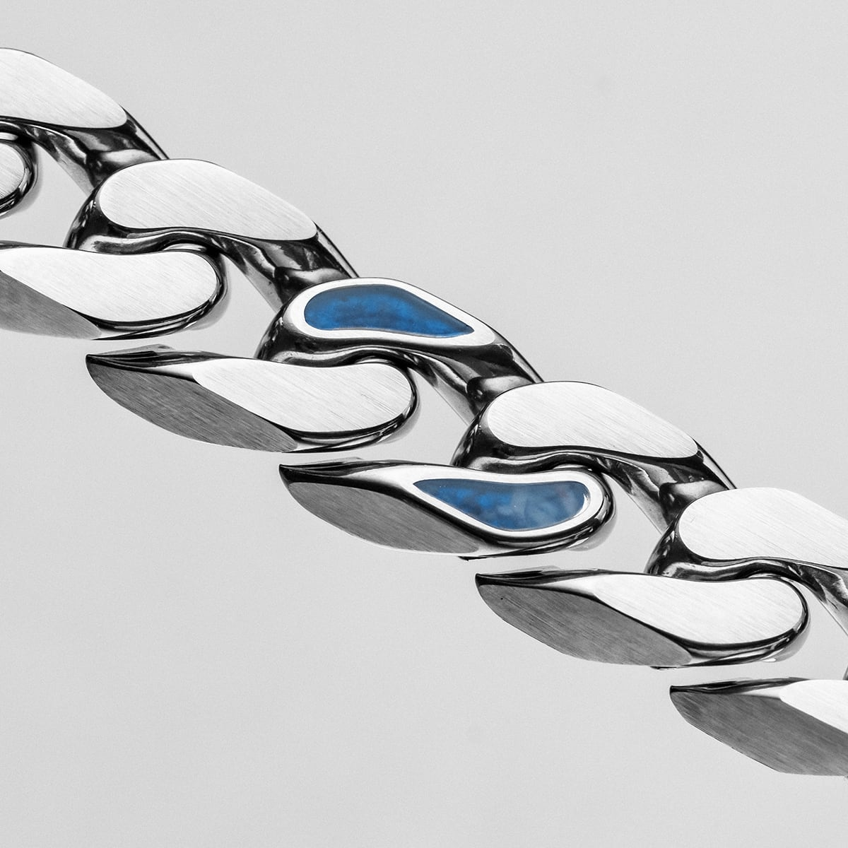 Opvallende roestvrijstalen schakels vormen de basis van deze armband en draperen een koele, glanzende afwerking rond je pols. Regelmatig voegen subtiele accenten van echt sodaliet een natuurlijke textuur, kleur en karakter toe, terwijl het geheel perfect waterbestendig is dankzij onze innovatieve Hydro-Defense coating.