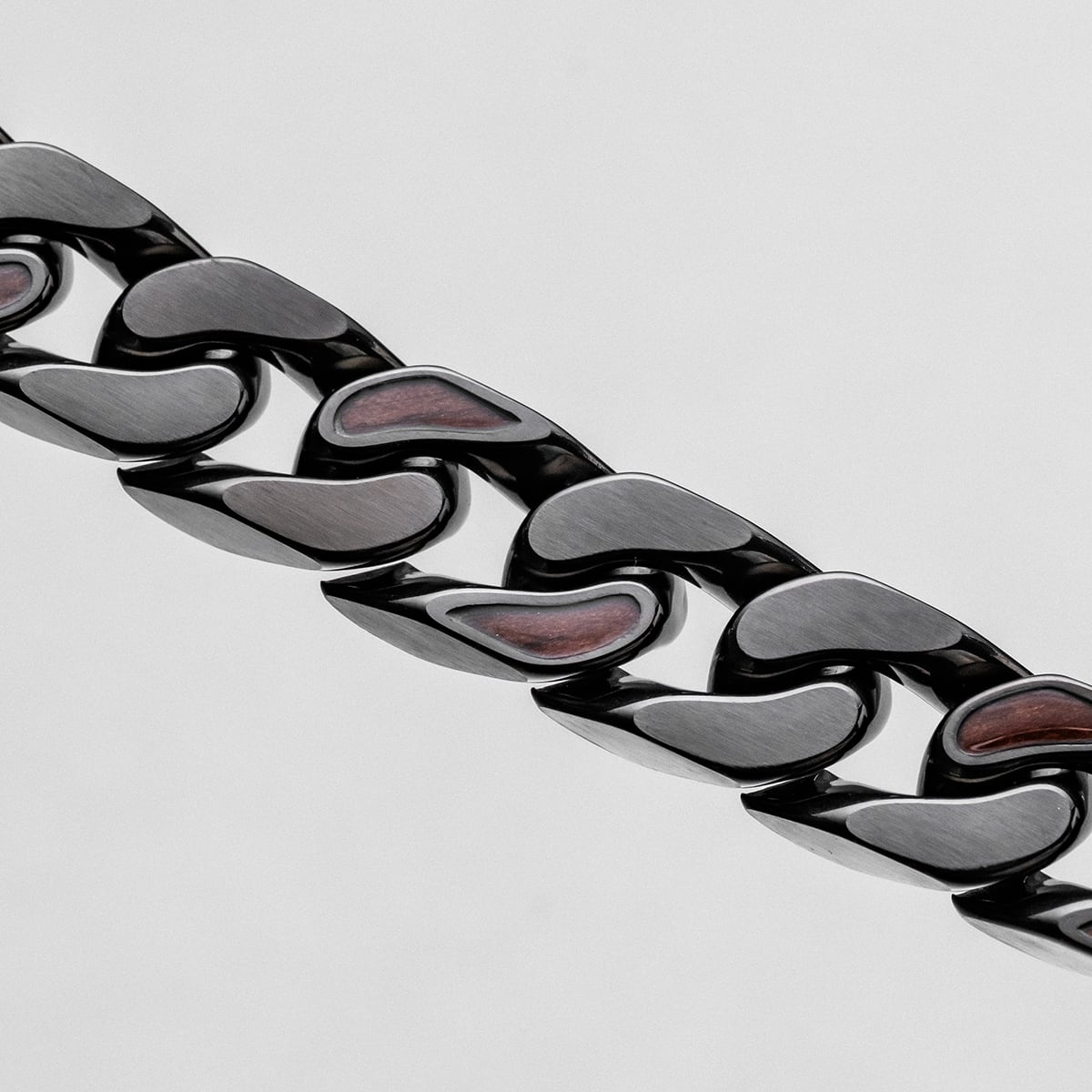 Opvallende roestvrijstalen schakels vormen de basis van deze armband en vallen koel en glanzend om je pols. Regelmatig zorgen subtiele accenten van echt walnotenhout voor een natuurlijke textuur, kleur en karakter, terwijl het geheel perfect waterbestendig is dankzij onze innovatieve Hydro-Defense coating.