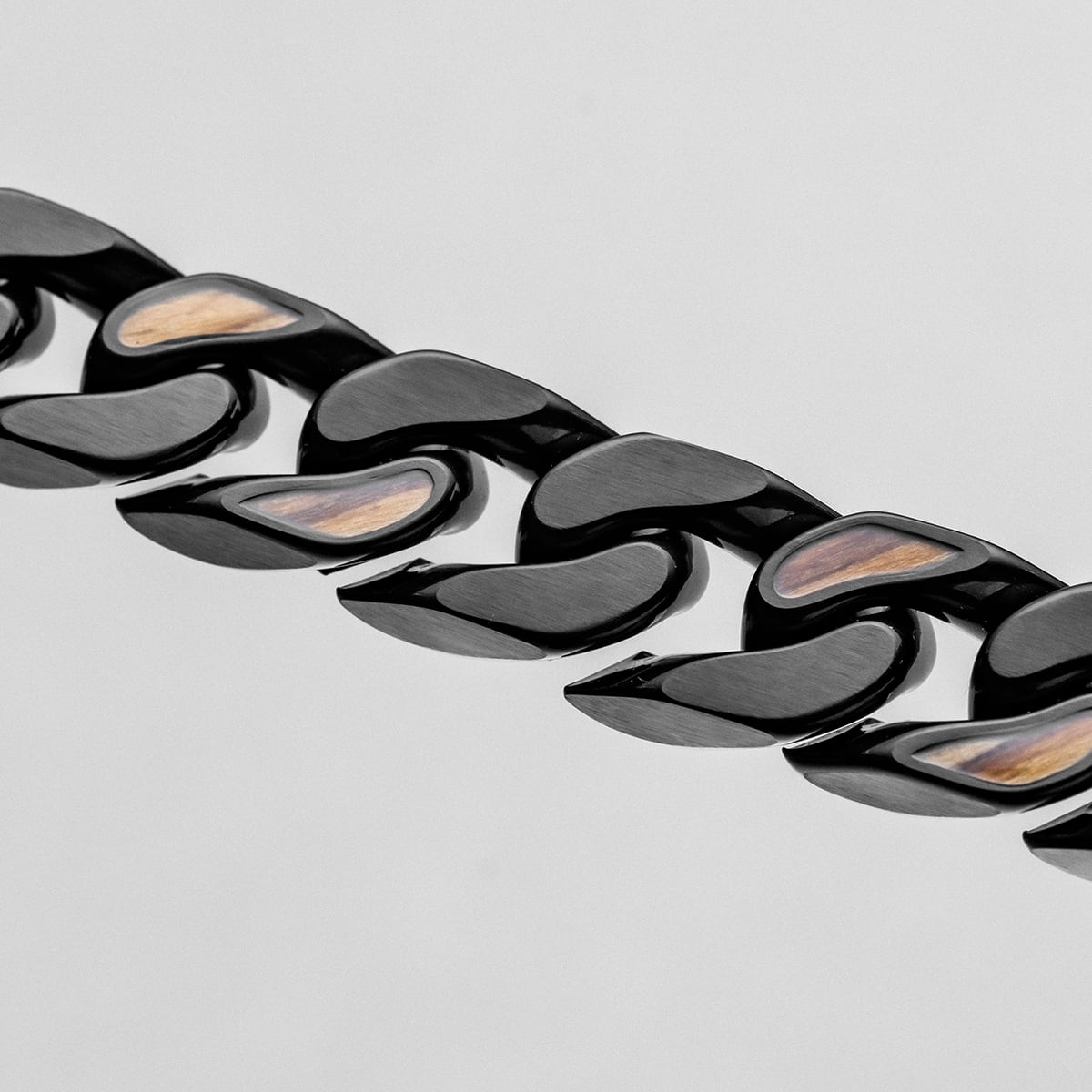 Opvallende roestvrijstalen schakels vormen de basis van deze armband en draperen een koele, glanzende afwerking rond je pols. Op regelmatige afstanden zorgen subtiele accenten van echt zebrahout voor een natuurlijke textuur, kleur en karakter, terwijl het geheel perfect waterbestendig is dankzij onze innovatieve Hydro-Defense coating.