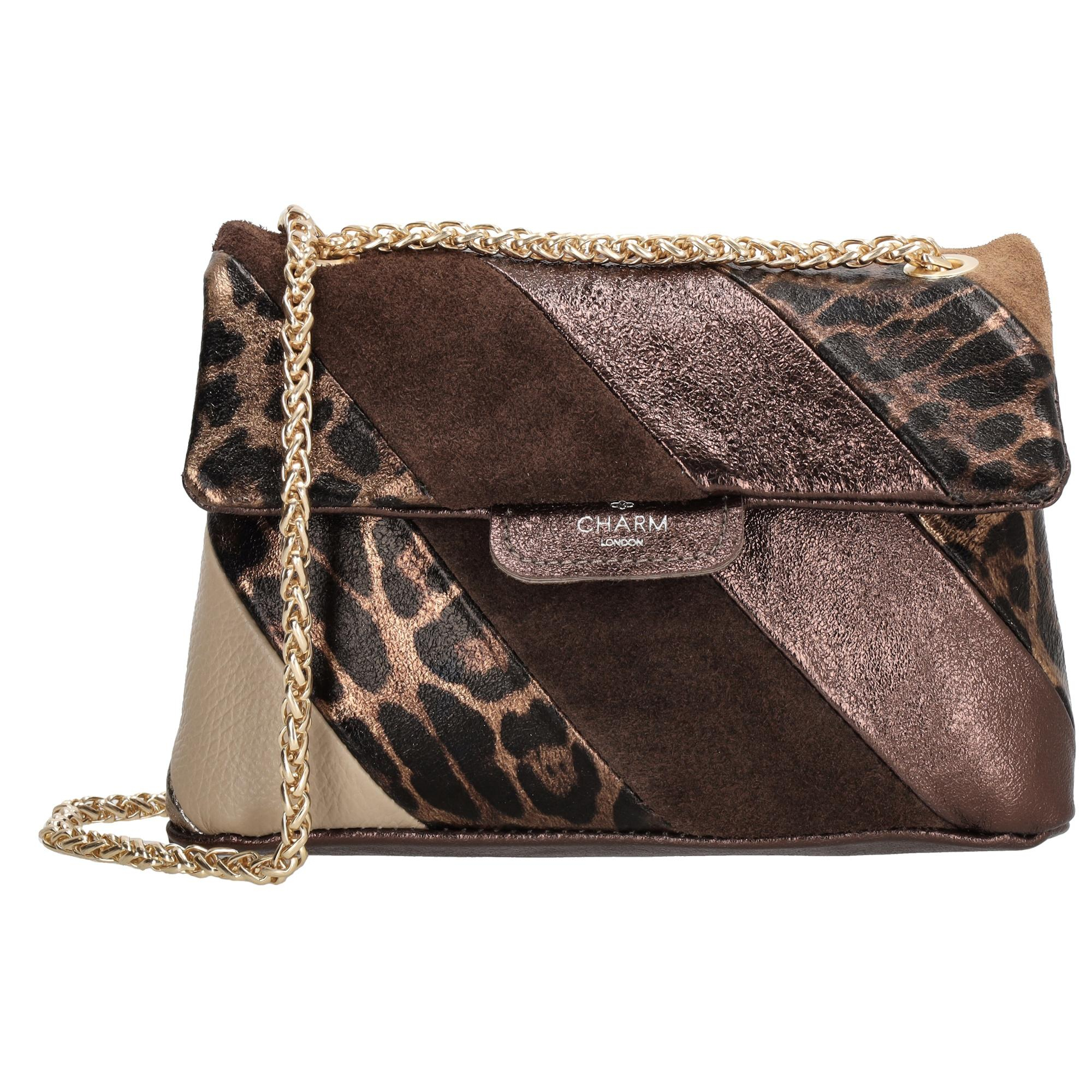 De Charm London Elisa Schoudertas 097 in donkerbruin (modelnummer L598097) biedt een stijlvolle en praktische optie voor dagelijks gebruik. Deze schoudertas, die valt onder de categorie tassen en specifiek schoudertassen, is ideaal te dragen over de schouder of crossbody voor gemak en comfort. Perfect voor werk, school of casual uitjes.