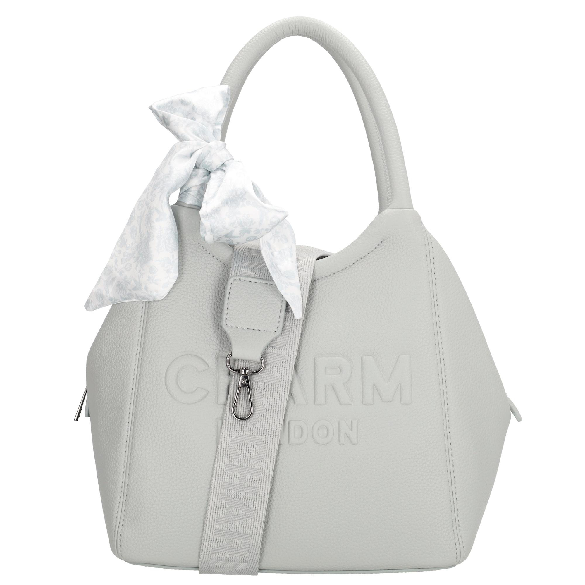 De Charm London Bond Street Handtas is een stijlvolle en compacte tas die perfect past bij elke outfit. Of je nu gaat winkelen, uit eten of een dagje weg bent, deze handtas is praktisch &eacute;n elegant tegelijk.

Binnenin vind je een ritsvak en een apart vakje voor je telefoon, zodat je je spullen netjes kunt opbergen. Aan de achterkant zit ook een handig ritsvak, ideaal voor kleine essentials die je snel bij de hand wilt hebben. De tas sluit met een rits en heeft een verstelbare en afneembare schouderband, zodat je hem zowel in de hand als crossbody kunt dragen. Het sjaaltje aan het handvat geeft de tas een speelse en stijlvolle uitstraling.


Kenmerken:
&bull; Handtas met ritssluiting
&bull; Binnenvak met rits en apart telefoonvak
&bull; Achtervak met ritssluiting
&bull; Verstelbare en afneembare schouderband
&bull; Sjaaltje als leuk detail aan de tas