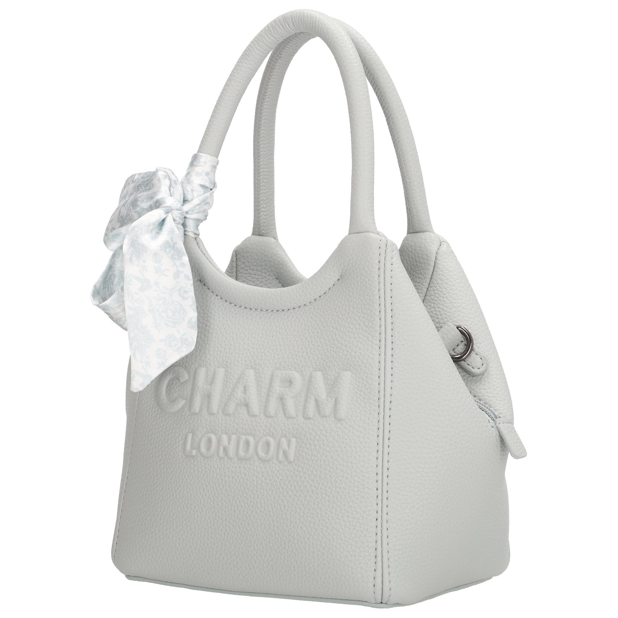 De Charm London Bond Street Handtas is een compact en stijlvolle tas dat perfect is voor een dagje uit of een etentje. Binnenin zit een ritsvak en een apart vakje voor je telefoon, zodat je alles overzichtelijk kunt opbergen. De tas sluit met een rits en heeft een verstelbare en afneembare schouderband, zodat je hem zowel als handtas of crossbody kunt dragen. Een leuk detail is het sjaaltje dat aan de tas is bevestigd en zorgt voor een speelse look.

Kenmerken:
&bull; Kleine handtas met ritssluiting
&bull; Binnenvak met rits en telefoonvak
&bull; Verstelbare en afneembare schouderband
&bull; Sjaaltje als leuk detail