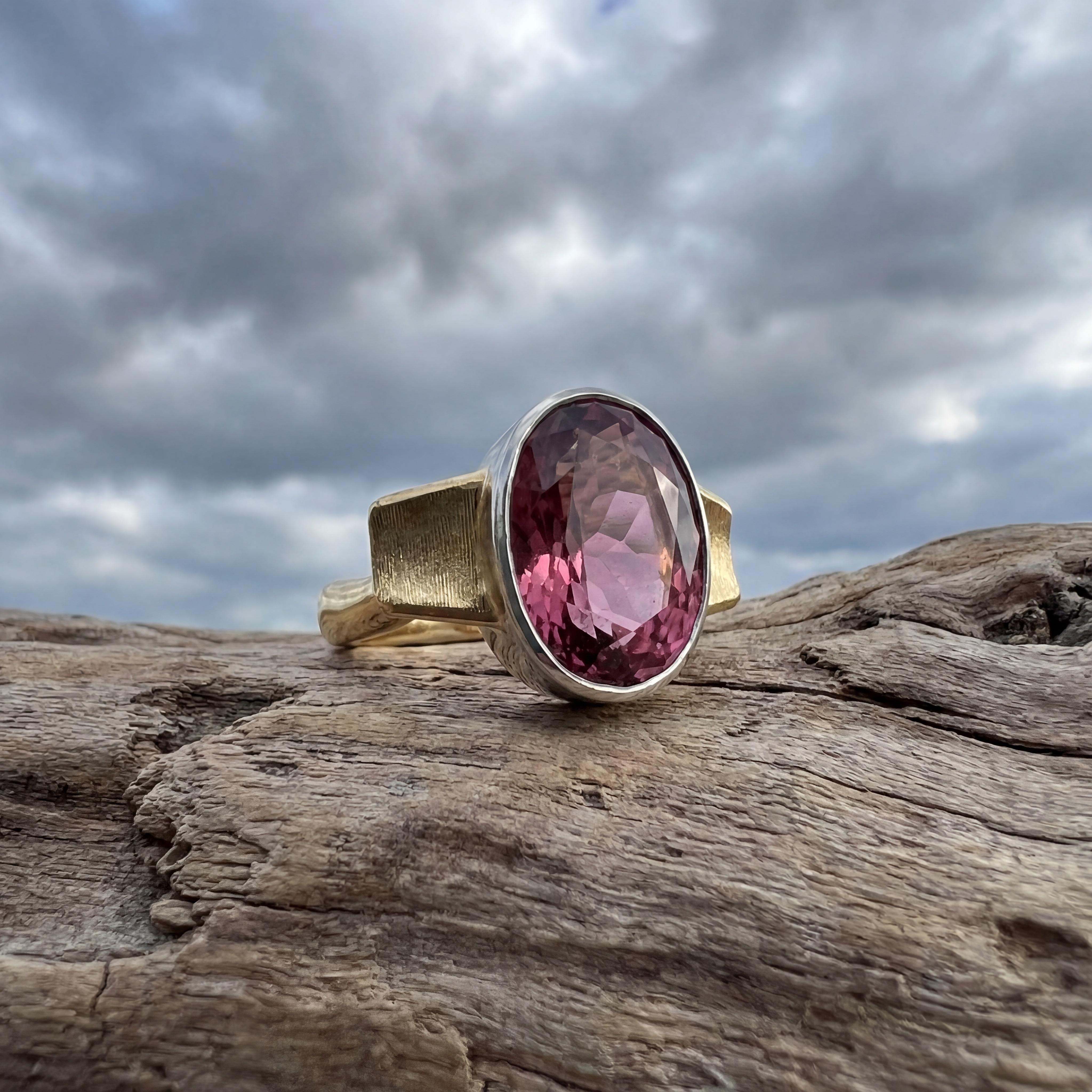 Dieser elegante Solitärring präsentiert einen ovalen Turmalin mit 16,27ct mit einem warmen, rötlich-violetten Farbton. Die Klarheit des Turmalins ist sehr hoch (VS), was seine natürliche Schönheit hervorhebt. Die Schliffqualität ist klassisch und perfekt, die Winkel zur Totalreflektion sind erstklassig angelegt. Die Fassung besteht aus dezentem Platin, das den Edelstein perfekt ergänzt und dem Ring einen Hauch von Luxus verleiht.

Die bewärte Smartcurve Ringform sorgt für einen perfekten Sitz und tollen Tragekomfort. Ein zeitloses Schmuckstück, das Eleganz und Stil vereint.