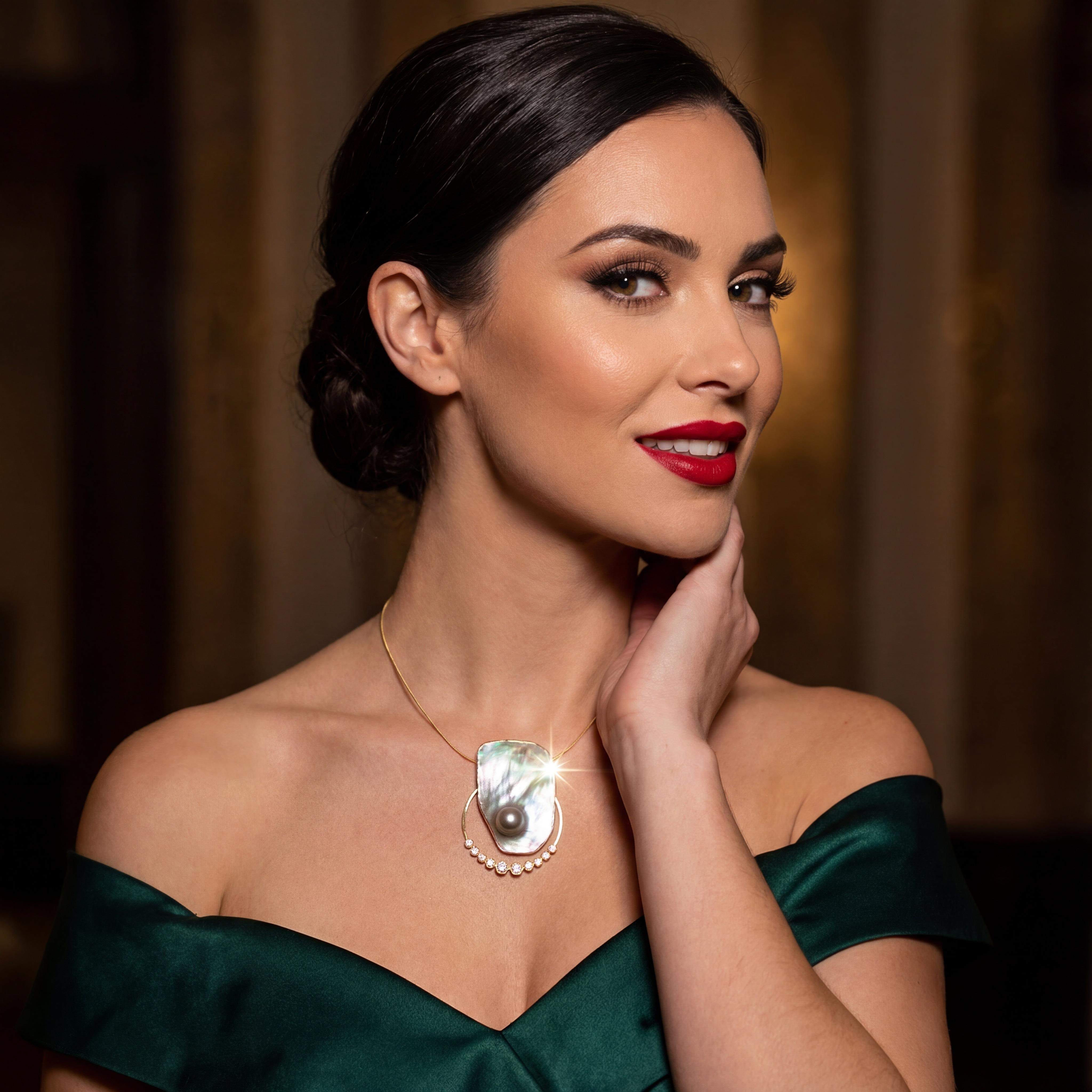 Dieser Anhänger ist zugleich eine Collierschließe für das weit verbreitete System Nittel/ HeadFix. Gefertigt in Gold 750 und Brillanten ( 2x 0,34ct E si1 GIA und 8 Brillis Total 0,78ct E si1) sowie einer außergwöhnlichen Tahiti  Mabéperle. Ideal als Schmuckstück für besondere Anlässe, kann er sowohl an einer feinen Goldkette oder Goldreif als auch an einer Perlenkette mit der Wechselschließenmechanik  getragen werden, um jedem Outfit einen luxuriösen Touch zu verleihen. GoldSeil und Perlen sind nicht Teil des Angebots und können separat erworben werden. 
UNIKAT