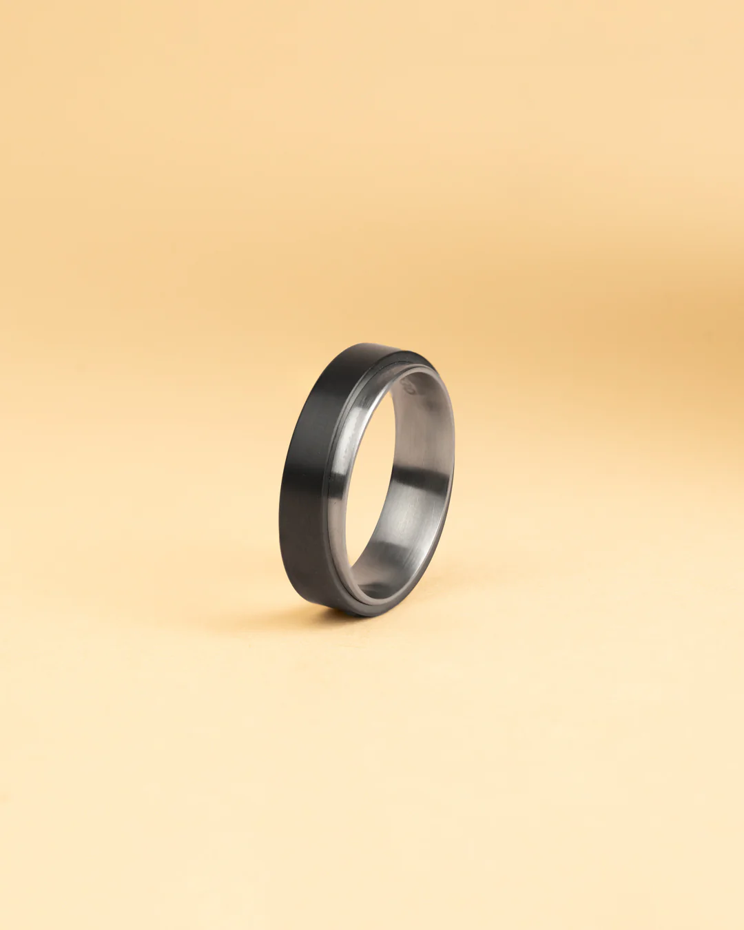 De Tendo ring is een tweekleurige ring die volledig gemaakt is van graad 2 titanium. Sterk, hypoallergeen en stijlvol - een titanium ring is meer dan een sieraad; het is een statement van duurzame stijl en verfijning.

De ring heeft een comfort fit aan de binnenkant en is zeer comfortabel om te dragen. Door het lichtgewicht materiaal kun je deze ring probleemloos dag in dag uit dragen. Deze ring is verkrijgbaar in EU-maten 54 tot 72.