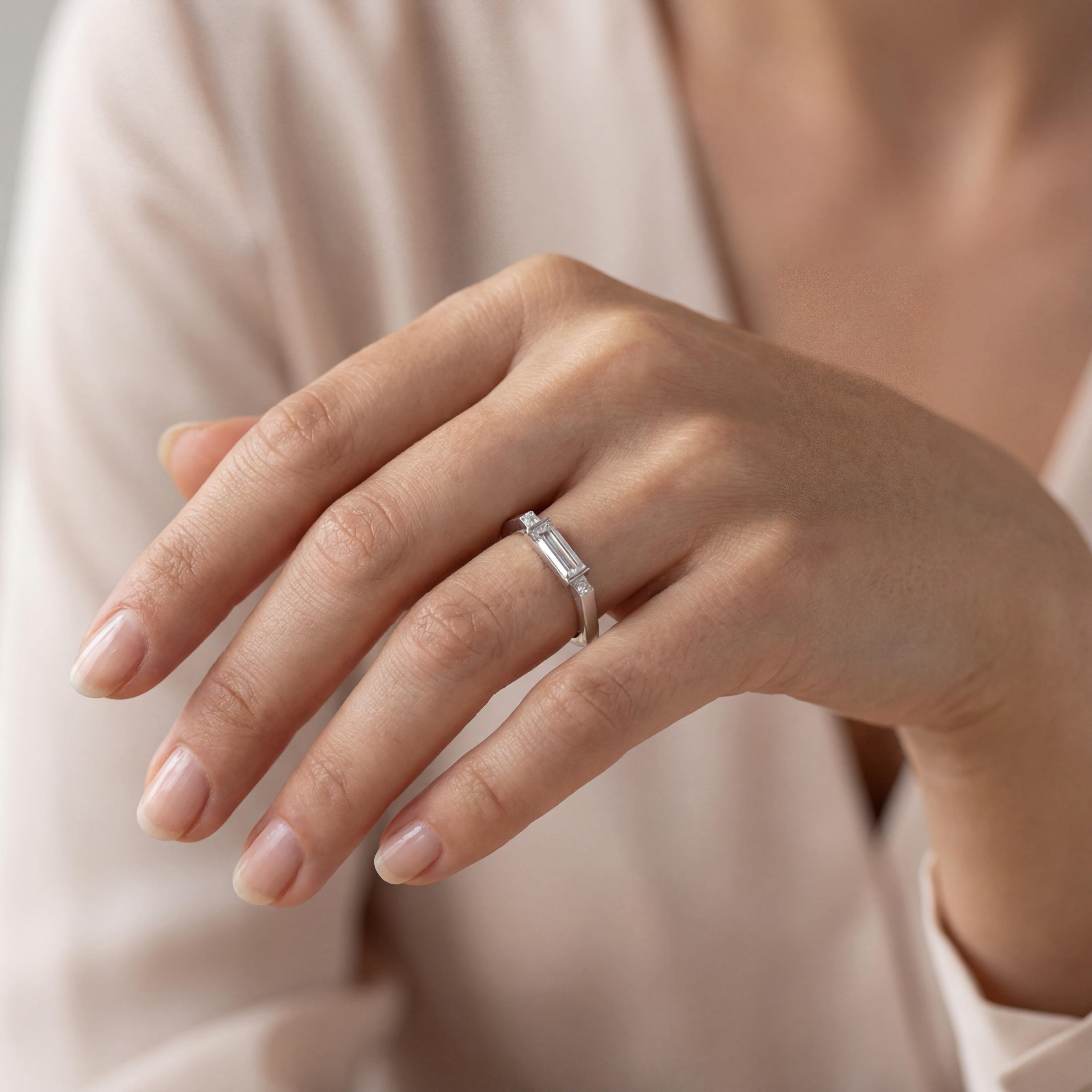 Der Platinring  verfügt über einen atemberaubenden Baguette-Diamanten von 0,82 ct in der Qualität L si2. Dieser exquisite Solitärring ist aus massivem Platin gefertigt und verfügt über einen facettierten Diamanten im Baguetteschliff. Der Diamant ist transparent, fachmännisch poliert und sorgfältig in die Ringschiene eingefasst. Ein Meisterwerk der Handwerkskunst und ein Symbol für dauerhafte Liebe.. Tragen Sie ihn alleine, um seine Schönheit hervorzuheben, oder kombinieren Sie ihn mit anderen feinen Schmuckstücken.