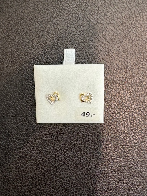 Zilveren dames oorstekers met hartjes. 