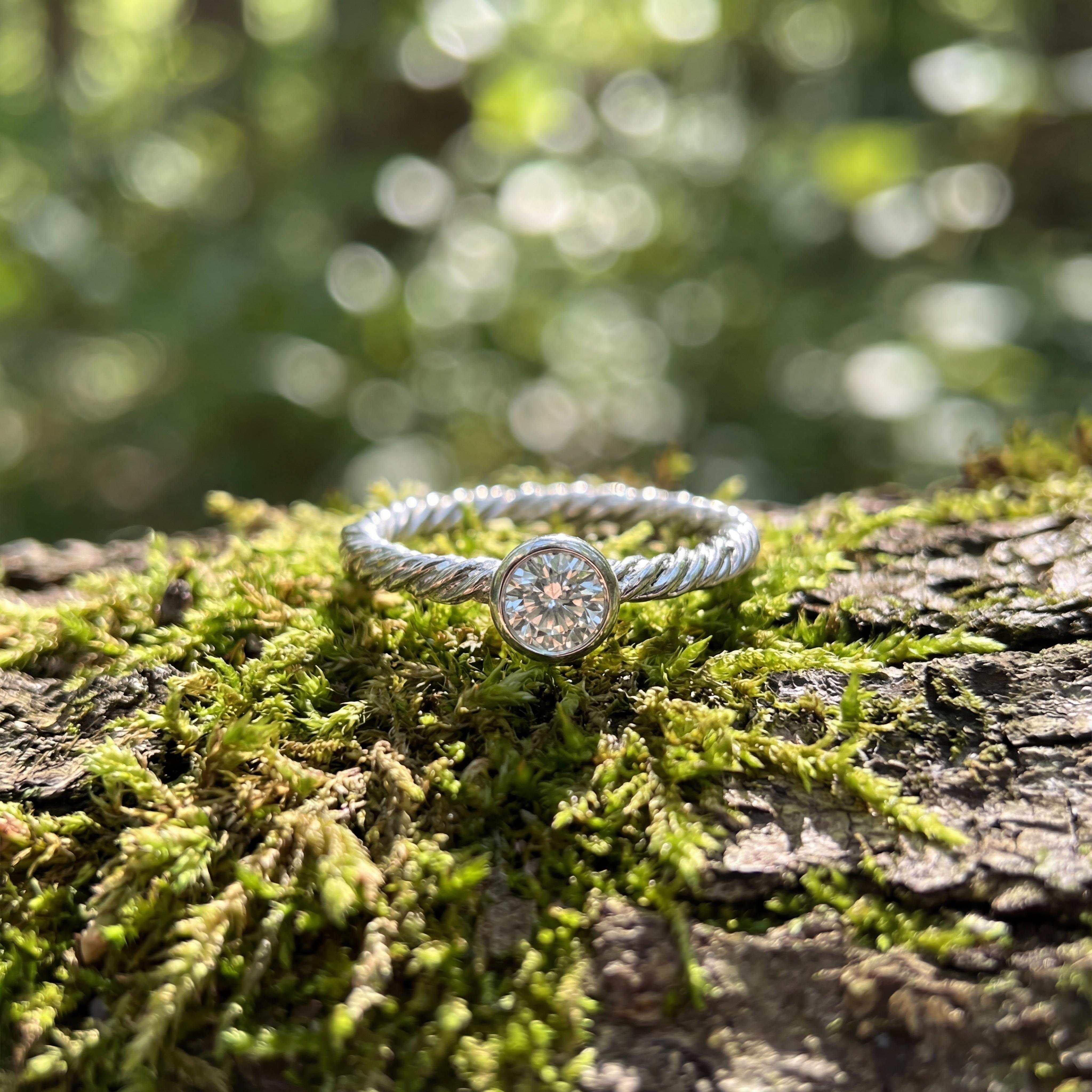 Der Solitaire Platin 0,37ct Ring vereint Eleganz mit zeitlosem Design. Ideal für besondere Anlässe oder als täglicher Begleiter strahlt dieser Ring Klasse und Stil aus. Tragen Sie ihn alleine für einen subtilen Look oder kombinieren Sie ihn mit anderen Schmuckstücken für ein mutigeres Statement. Perfekt als Verlobungs- oder Jubiläumsring.