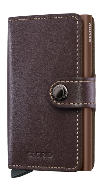 Onze meest iconische wallet en de perfecte allrounder: klein van formaat en verrassend groot in opbergcapaciteit.

Ruimte voor maximaal 10 pasjes

Extra opbergruimte voor biljetten

Met knoopsluiting

RFID-beveiligd

Twee jaar garantie