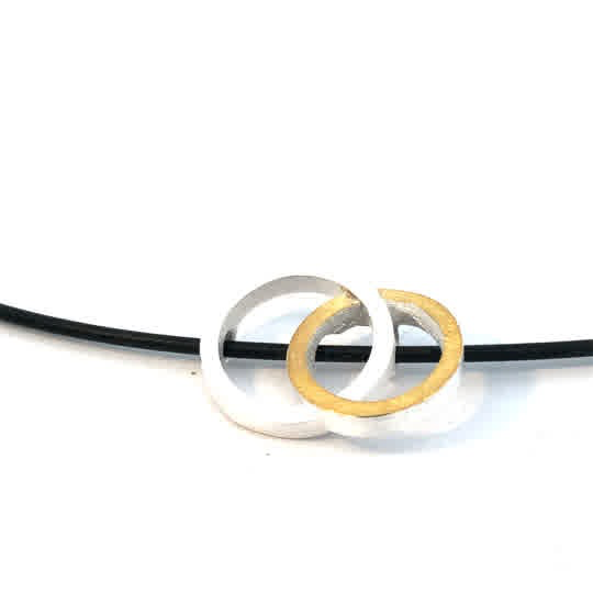 Der Anhänger Silber 925/- Gold 900/- GG kratzmatt, Modellnummer 1-31960, kombiniert edles Silber mit feinem Gold in einer kratzmatten Oberfläche. Tragen Sie diesen eleganten Anhänger an einer feinen Silber- oder Goldkette oder Silikoncollier Art.19723 um Ihrem Outfit einen Hauch von Raffinesse zu verleihen. Ideal für besondere Anlässe oder als täglicher Begleiter. Perfekte Geschenkidee!