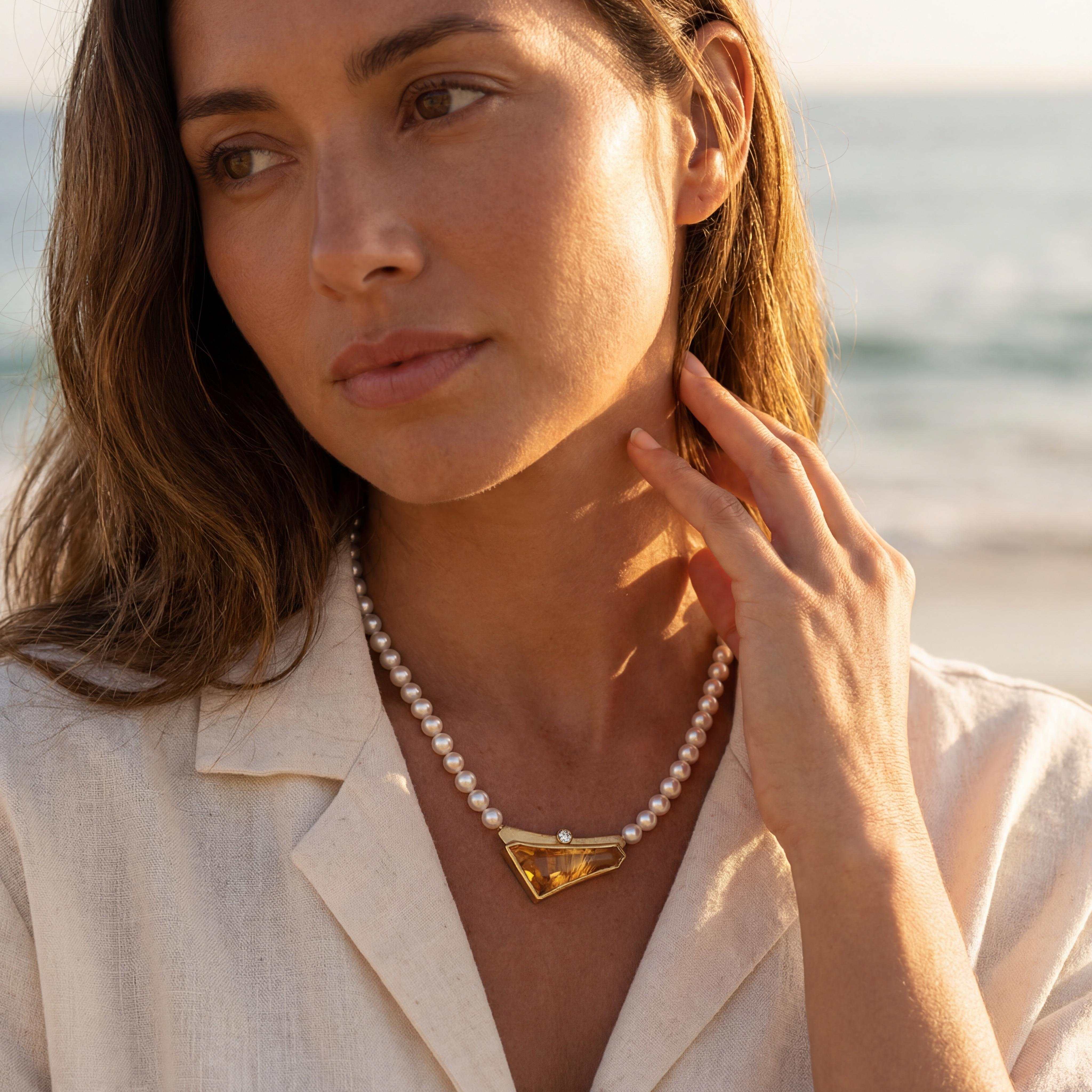 Diese Collierschließe aus Gold 750 mit Citrin und einem Brillanten ist nicht nur eine einmalige Wechselschließe, sondern auch ein UNIKAT. Die Kombination aus edlem Gold, leuchtend gelbem Citrin und funkelnden Brillanten verleiht jedem Outfit Eleganz. Am besten wird diese Schließe mit einer champagner farbenen Akoyaperle getragen , um ihre Schönheit zu betonen und den Hals stilvoll zu schmücken. Aber auch die Kombination mit schlichten Gold oder schwarzem Stahlseil sind möglich. Sprechen Sie uns an! 