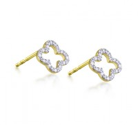 Der Ohrstecker Gold 750 Kleeblatt Brillant (Modellnummer: GB228.OA.00) besticht durch sein edles Design aus 18 Karat Gold. Die Brillanten (Reinheit: SI1, Farbe: H) wiegen insgesamt 0,112 Karat und verleihen ihm eine elegante Note. Ideal, um jedem Outfit eine stilvolle und luxuri&ouml;se Note zu verleihen. Perfekt f&uuml;r besondere Anl&auml;sse oder den t&auml;glichen Chic.