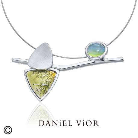 Daniel Vior is een toonaangevend Spaans sieradenmerk uit Barcelona, bekend om zijn handgemaakte en artistieke ontwerpen. Al meer dan twintig jaar cre&euml;ert het merk unieke sieraden die ge&iuml;nspireerd zijn op vormen uit de natuur, botanische elementen en abstracte kunst. De sieraden worden vervaardigd met hoogwaardige materialen zoals zilver, vergulding, kleurig emaille en zorgvuldig geselecteerde stenen.

In het atelier in Barcelona wordt elk stuk met de hand gemaakt, met oog voor detail, vakmanschap en draagcomfort. Hierdoor is elk sieraad een klein kunstwerk op zich: tijdloos, expressief en volledig uniek. Daniel Vior staat voor creativiteit, kwaliteit en kleurrijke elegantie &mdash; perfect voor wie iets bijzonder en persoonlijk wil dragen.