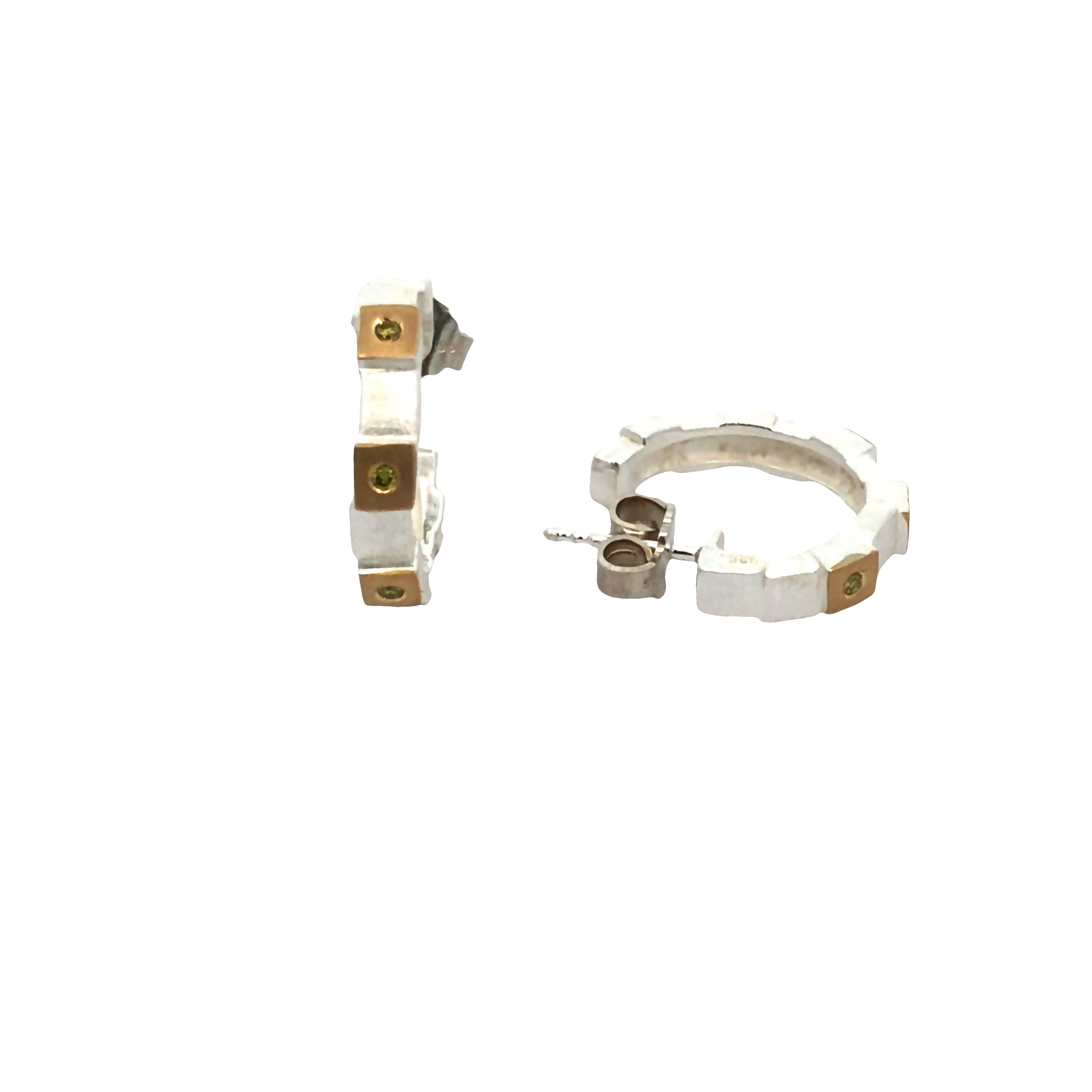 Das Produkt Paar Ohrschmuck Modellnummer 1-51431 besteht aus 925er Silber und 900er Gold. Es handelt sich um Ohrstecker, ideal für ein elegantes Erscheinungsbild. Tragen Sie sie zu besonderen Anlässen oder alltäglichen Outfits, um einen Hauch von Luxus zu verleihen. Perfekt für stilechte Akzente bei jedem Anlass.