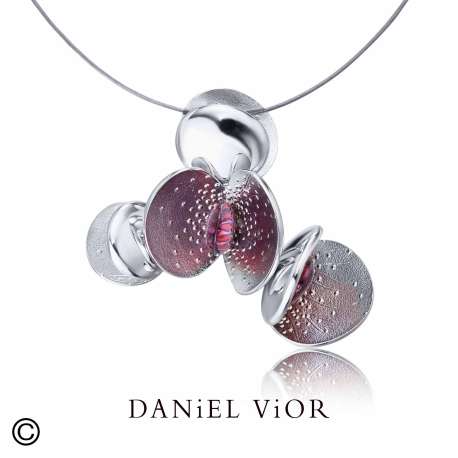 Daniel Vior is een toonaangevend Spaans sieradenmerk uit Barcelona, bekend om zijn handgemaakte en artistieke ontwerpen. Al meer dan twintig jaar cre&euml;ert het merk unieke sieraden die ge&iuml;nspireerd zijn op vormen uit de natuur, botanische elementen en abstracte kunst. De sieraden worden vervaardigd met hoogwaardige materialen zoals zilver, vergulding, kleurig emaille en zorgvuldig geselecteerde stenen.

In het atelier in Barcelona wordt elk stuk met de hand gemaakt, met oog voor detail, vakmanschap en draagcomfort. Hierdoor is elk sieraad een klein kunstwerk op zich: tijdloos, expressief en volledig uniek. Daniel Vior staat voor creativiteit, kwaliteit en kleurrijke elegantie &mdash; perfect voor wie iets bijzonder en persoonlijk wil dragen.