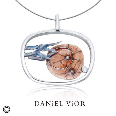 Daniel Vior is een toonaangevend Spaans sieradenmerk uit Barcelona, bekend om zijn handgemaakte en artistieke ontwerpen. Al meer dan twintig jaar cre&euml;ert het merk unieke sieraden die ge&iuml;nspireerd zijn op vormen uit de natuur, botanische elementen en abstracte kunst. De sieraden worden vervaardigd met hoogwaardige materialen zoals zilver, vergulding, kleurig emaille en zorgvuldig geselecteerde stenen.

In het atelier in Barcelona wordt elk stuk met de hand gemaakt, met oog voor detail, vakmanschap en draagcomfort. Hierdoor is elk sieraad een klein kunstwerk op zich: tijdloos, expressief en volledig uniek. Daniel Vior staat voor creativiteit, kwaliteit en kleurrijke elegantie &mdash; perfect voor wie iets bijzonder en persoonlijk wil dragen.