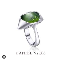 Daniel Vior is een toonaangevend Spaans sieradenmerk uit Barcelona, bekend om zijn handgemaakte en artistieke ontwerpen. Al meer dan twintig jaar cre&euml;ert het merk unieke sieraden die ge&iuml;nspireerd zijn op vormen uit de natuur, botanische elementen en abstracte kunst. De sieraden worden vervaardigd met hoogwaardige materialen zoals zilver, vergulding, kleurig emaille en zorgvuldig geselecteerde stenen.

In het atelier in Barcelona wordt elk stuk met de hand gemaakt, met oog voor detail, vakmanschap en draagcomfort. Hierdoor is elk sieraad een klein kunstwerk op zich: tijdloos, expressief en volledig uniek. Daniel Vior staat voor creativiteit, kwaliteit en kleurrijke elegantie &mdash; perfect voor wie iets bijzonder en persoonlijk wil dragen.