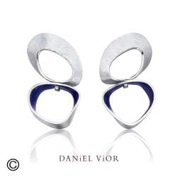 Daniel Vior is een toonaangevend Spaans sieradenmerk uit Barcelona, bekend om zijn handgemaakte en artistieke ontwerpen. Al meer dan twintig jaar cre&euml;ert het merk unieke sieraden die ge&iuml;nspireerd zijn op vormen uit de natuur, botanische elementen en abstracte kunst. De sieraden worden vervaardigd met hoogwaardige materialen zoals zilver, vergulding, kleurig emaille en zorgvuldig geselecteerde stenen.

In het atelier in Barcelona wordt elk stuk met de hand gemaakt, met oog voor detail, vakmanschap en draagcomfort. Hierdoor is elk sieraad een klein kunstwerk op zich: tijdloos, expressief en volledig uniek. Daniel Vior staat voor creativiteit, kwaliteit en kleurrijke elegantie &mdash; perfect voor wie iets bijzonder en persoonlijk wil dragen.