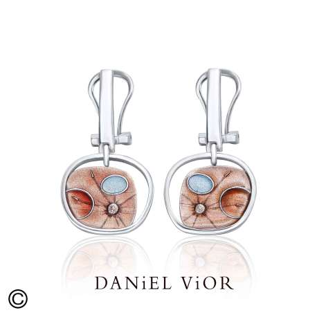 Daniel Vior is een toonaangevend Spaans sieradenmerk uit Barcelona, bekend om zijn handgemaakte en artistieke ontwerpen. Al meer dan twintig jaar cre&euml;ert het merk unieke sieraden die ge&iuml;nspireerd zijn op vormen uit de natuur, botanische elementen en abstracte kunst. De sieraden worden vervaardigd met hoogwaardige materialen zoals zilver, vergulding, kleurig emaille en zorgvuldig geselecteerde stenen.

In het atelier in Barcelona wordt elk stuk met de hand gemaakt, met oog voor detail, vakmanschap en draagcomfort. Hierdoor is elk sieraad een klein kunstwerk op zich: tijdloos, expressief en volledig uniek. Daniel Vior staat voor creativiteit, kwaliteit en kleurrijke elegantie &mdash; perfect voor wie iets bijzonder en persoonlijk wil dragen.