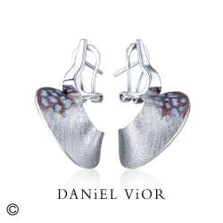 Daniel Vior is een toonaangevend Spaans sieradenmerk uit Barcelona, bekend om zijn handgemaakte en artistieke ontwerpen. Al meer dan twintig jaar cre&euml;ert het merk unieke sieraden die ge&iuml;nspireerd zijn op vormen uit de natuur, botanische elementen en abstracte kunst. De sieraden worden vervaardigd met hoogwaardige materialen zoals zilver, vergulding, kleurig emaille en zorgvuldig geselecteerde stenen.

In het atelier in Barcelona wordt elk stuk met de hand gemaakt, met oog voor detail, vakmanschap en draagcomfort. Hierdoor is elk sieraad een klein kunstwerk op zich: tijdloos, expressief en volledig uniek. Daniel Vior staat voor creativiteit, kwaliteit en kleurrijke elegantie &mdash; perfect voor wie iets bijzonder en persoonlijk wil dragen.
