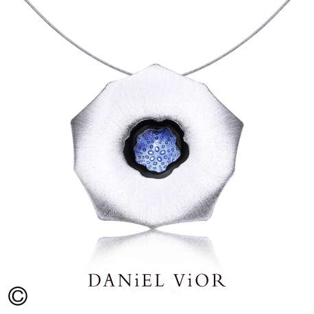 Daniel Vior is een toonaangevend Spaans sieradenmerk uit Barcelona, bekend om zijn handgemaakte en artistieke ontwerpen. Al meer dan twintig jaar cre&euml;ert het merk unieke sieraden die ge&iuml;nspireerd zijn op vormen uit de natuur, botanische elementen en abstracte kunst. De sieraden worden vervaardigd met hoogwaardige materialen zoals zilver, vergulding, kleurig emaille en zorgvuldig geselecteerde stenen.

In het atelier in Barcelona wordt elk stuk met de hand gemaakt, met oog voor detail, vakmanschap en draagcomfort. Hierdoor is elk sieraad een klein kunstwerk op zich: tijdloos, expressief en volledig uniek. Daniel Vior staat voor creativiteit, kwaliteit en kleurrijke elegantie &mdash; perfect voor wie iets bijzonder en persoonlijk wil dragen.