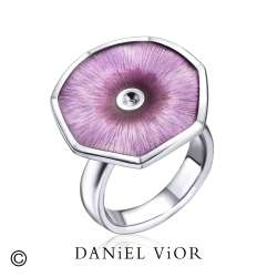 Daniel Vior is een toonaangevend Spaans sieradenmerk uit Barcelona, bekend om zijn handgemaakte en artistieke ontwerpen. Al meer dan twintig jaar cre&euml;ert het merk unieke sieraden die ge&iuml;nspireerd zijn op vormen uit de natuur, botanische elementen en abstracte kunst. De sieraden worden vervaardigd met hoogwaardige materialen zoals zilver, vergulding, kleurig emaille en zorgvuldig geselecteerde stenen.

In het atelier in Barcelona wordt elk stuk met de hand gemaakt, met oog voor detail, vakmanschap en draagcomfort. Hierdoor is elk sieraad een klein kunstwerk op zich: tijdloos, expressief en volledig uniek. Daniel Vior staat voor creativiteit, kwaliteit en kleurrijke elegantie &mdash; perfect voor wie iets bijzonder en persoonlijk wil dragen.