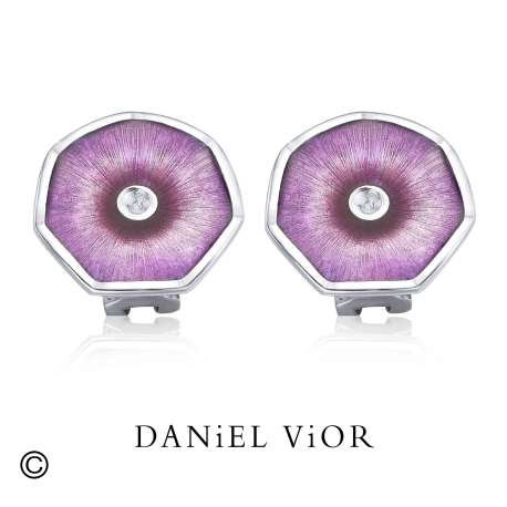 Daniel Vior is een toonaangevend Spaans sieradenmerk uit Barcelona, bekend om zijn handgemaakte en artistieke ontwerpen. Al meer dan twintig jaar cre&euml;ert het merk unieke sieraden die ge&iuml;nspireerd zijn op vormen uit de natuur, botanische elementen en abstracte kunst. De sieraden worden vervaardigd met hoogwaardige materialen zoals zilver, vergulding, kleurig emaille en zorgvuldig geselecteerde stenen.

In het atelier in Barcelona wordt elk stuk met de hand gemaakt, met oog voor detail, vakmanschap en draagcomfort. Hierdoor is elk sieraad een klein kunstwerk op zich: tijdloos, expressief en volledig uniek. Daniel Vior staat voor creativiteit, kwaliteit en kleurrijke elegantie &mdash; perfect voor wie iets bijzonder en persoonlijk wil dragen.