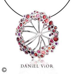 Daniel Vior is een toonaangevend Spaans sieradenmerk uit Barcelona, bekend om zijn handgemaakte en artistieke ontwerpen. Al meer dan twintig jaar cre&euml;ert het merk unieke sieraden die ge&iuml;nspireerd zijn op vormen uit de natuur, botanische elementen en abstracte kunst. De sieraden worden vervaardigd met hoogwaardige materialen zoals zilver, vergulding, kleurig emaille en zorgvuldig geselecteerde stenen.

In het atelier in Barcelona wordt elk stuk met de hand gemaakt, met oog voor detail, vakmanschap en draagcomfort. Hierdoor is elk sieraad een klein kunstwerk op zich: tijdloos, expressief en volledig uniek. Daniel Vior staat voor creativiteit, kwaliteit en kleurrijke elegantie &mdash; perfect voor wie iets bijzonder en persoonlijk wil dragen.