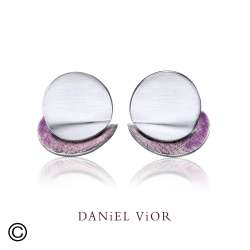 Daniel Vior is een toonaangevend Spaans sieradenmerk uit Barcelona, bekend om zijn handgemaakte en artistieke ontwerpen. Al meer dan twintig jaar cre&euml;ert het merk unieke sieraden die ge&iuml;nspireerd zijn op vormen uit de natuur, botanische elementen en abstracte kunst. De sieraden worden vervaardigd met hoogwaardige materialen zoals zilver, vergulding, kleurig emaille en zorgvuldig geselecteerde stenen.

In het atelier in Barcelona wordt elk stuk met de hand gemaakt, met oog voor detail, vakmanschap en draagcomfort. Hierdoor is elk sieraad een klein kunstwerk op zich: tijdloos, expressief en volledig uniek. Daniel Vior staat voor creativiteit, kwaliteit en kleurrijke elegantie &mdash; perfect voor wie iets bijzonder en persoonlijk wil dragen.