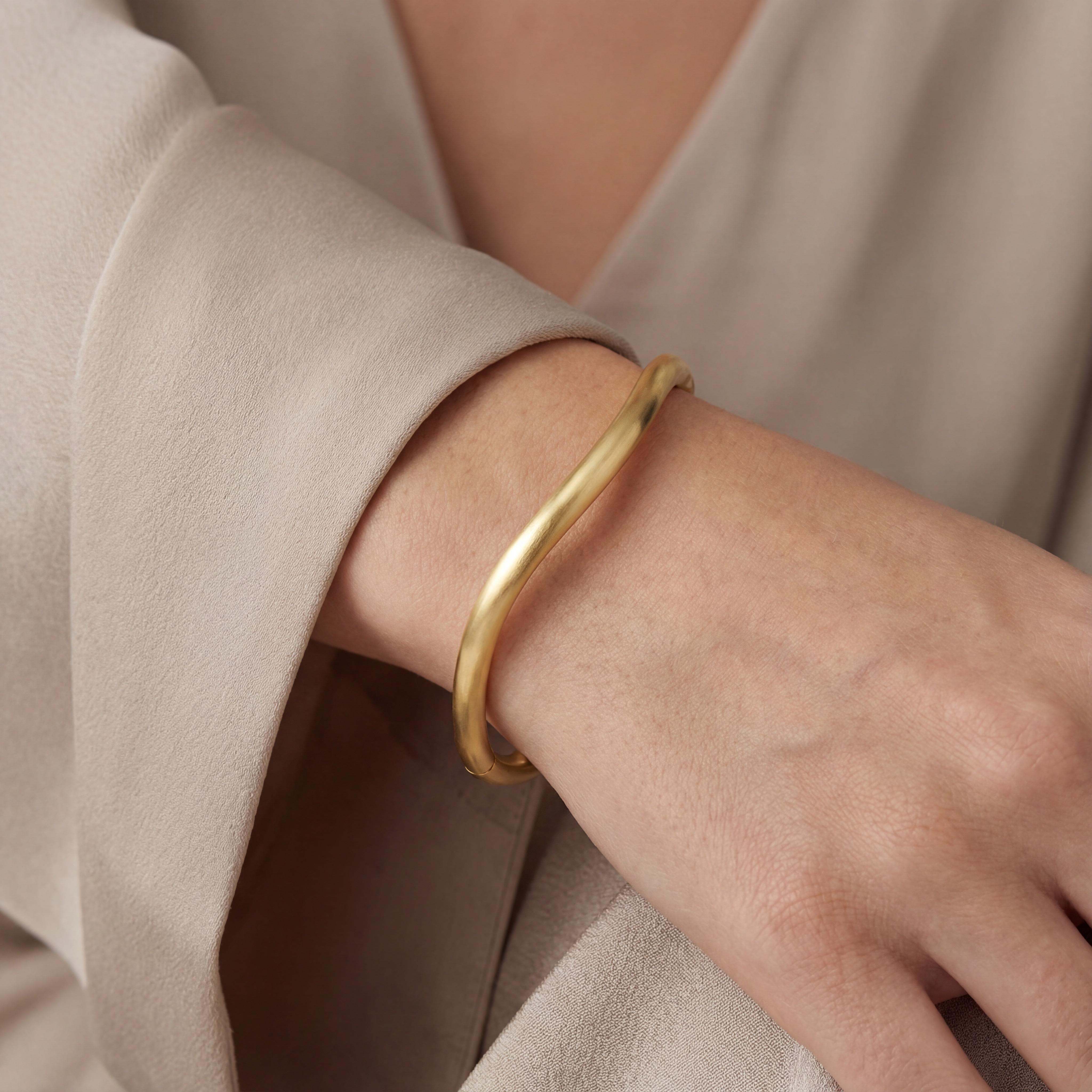 Dieser Armreif ist geschwungen, hohl montiert gefertigt ein elegantes Schmuckstück . Hergestellt aus hochwertigem 750er Gold, bietet er einen luxuriösen Look. Perfekt als Blickfang auf einem glamourösen Event oder als eleganter Alltagsbegleiter. Kombinieren Sie ihn mit weiteren Goldschmuckstücken für einen harmonischen Auftritt.