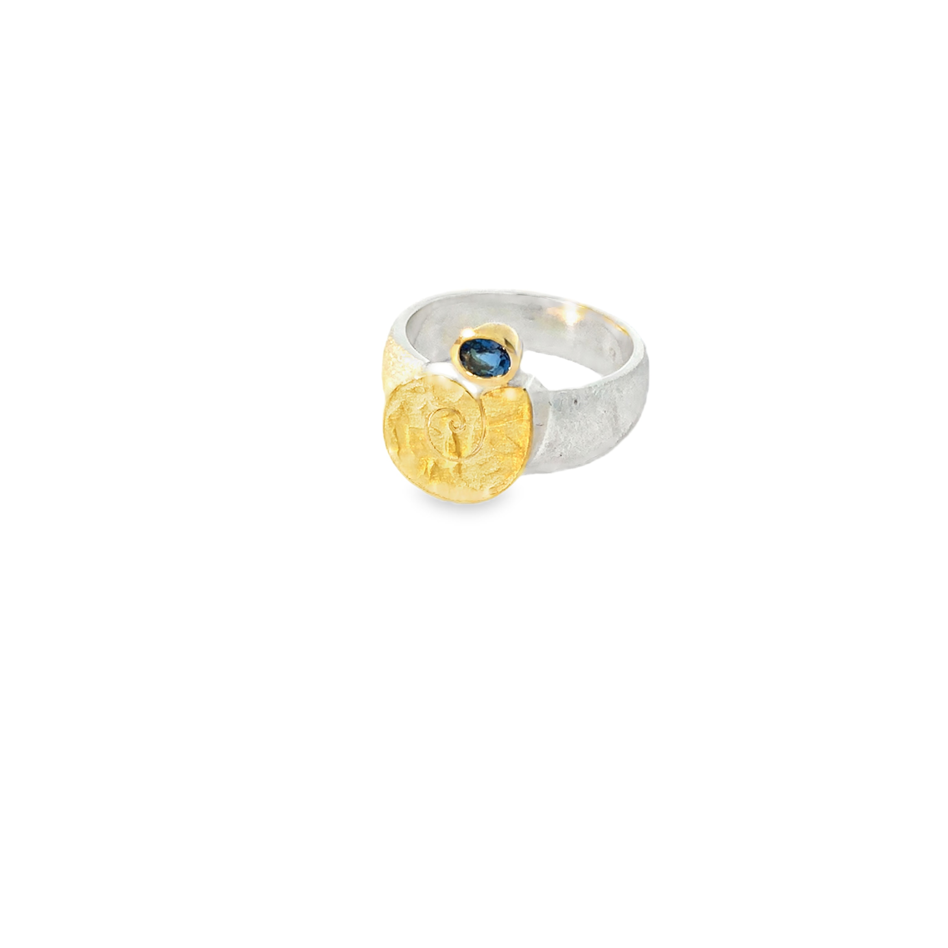 Produktmerkmale des Rings, Modellnummer 1-12207: Dieser Ring besteht aus 925er Silber und 900er Gelbgold mit einem Hammerschlag-Design und einem Aquamarin-Edelstein. Passend zu Ohrstecker 20231. Perfekt für besondere Anlässe oder als elegantes Alltagsaccessoire. Am besten solo tragen oder mit anderen Ringen kombinieren für einen stilvollen Look. Ideal, um Ihrem Outfit einen Hauch von Luxus zu verleihen.