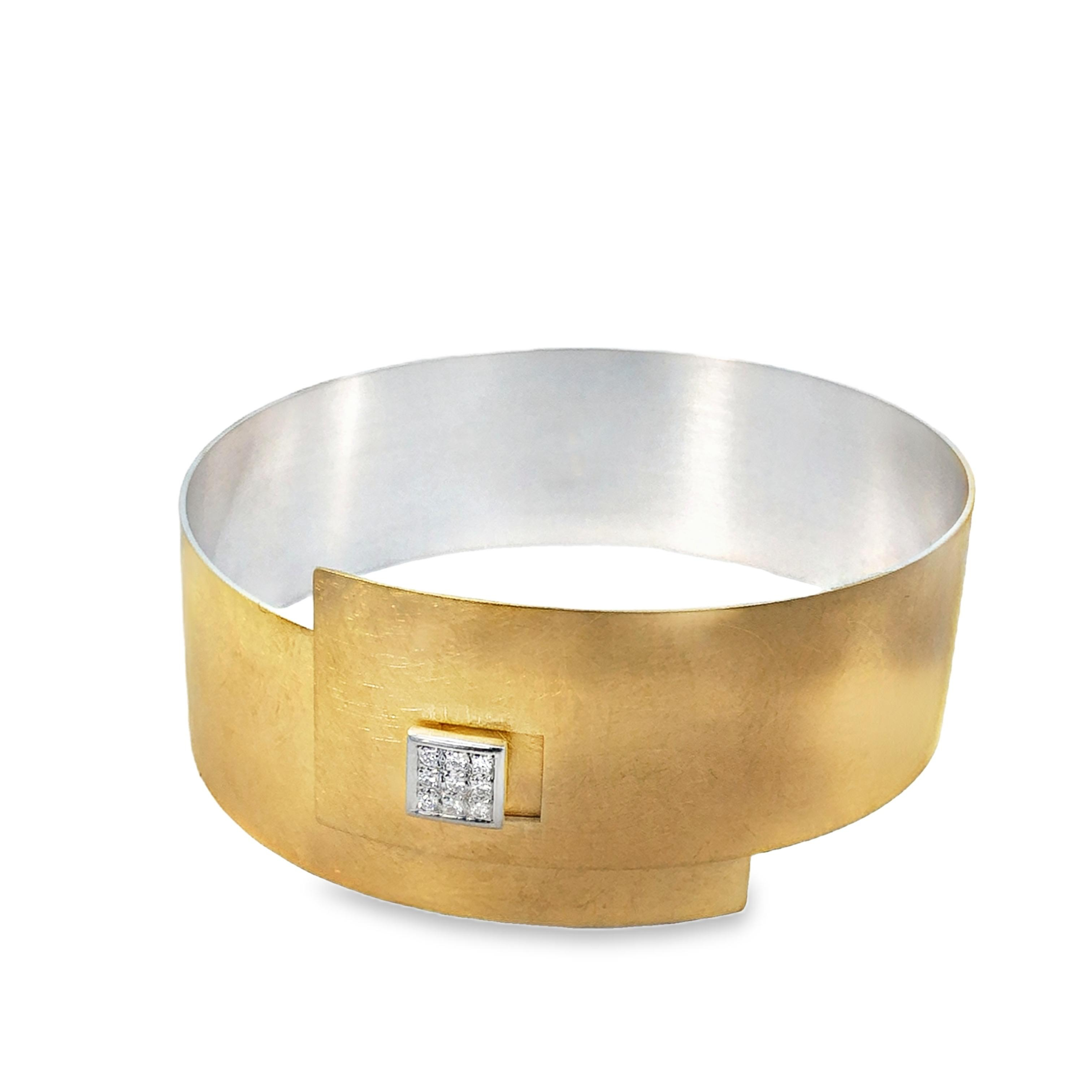 Der Armreif ME-060409 besticht durch edles Design: 925/- Silber, 900/- Gelbgold-Beschichtung, und ein 950/- Palladium-Schließknopf. Verziert mit 9 Brillanten, insgesamt 0,09 ct, W-VS. Perfekt geeignet, um schlichte Eleganz zu betonen. Am besten am Handgelenk tragen, um jedem Outfit einen luxuriösen Touch zu verleihen. ARM2 Armreif für stilvolle Anlässe.