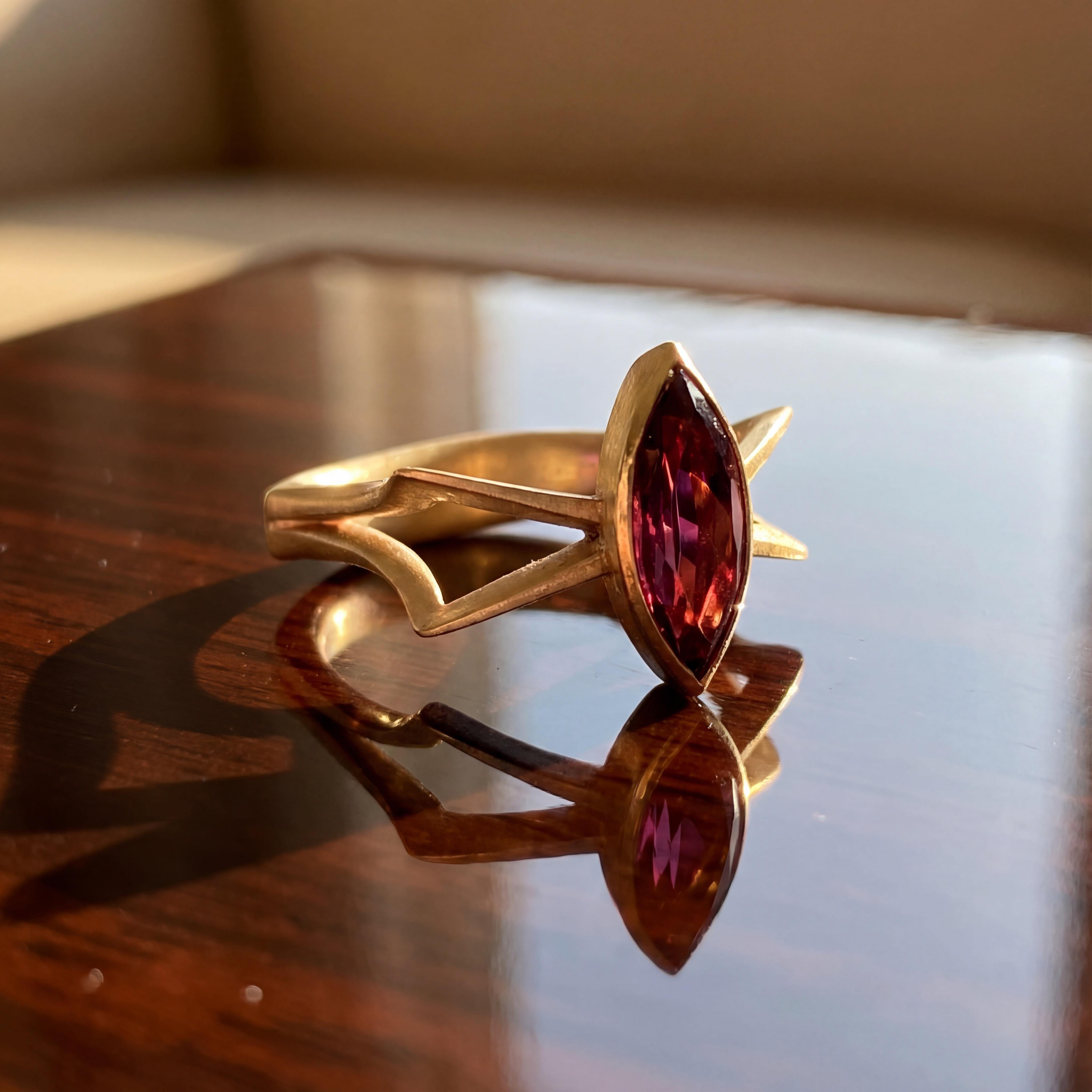 Das Rhodolithring ist aus 750er Gold gefertigt und zeichnet sich durch sein leuchtendes pink aus. Der hervorragende Tragekomfort der Smartcurve Ringe kommt auch hier zu tragen. Erhältlich in verschiedenen Größen für einen perfekten Sitz. Tragen Sie diesen einzigartigen Ring alleine als Statement-Stück oder kombinieren Sie ihn mit anderen Schmuckstücken für einen individuellen Look. Ein zeitloses Accessoire für jeden Anlass.