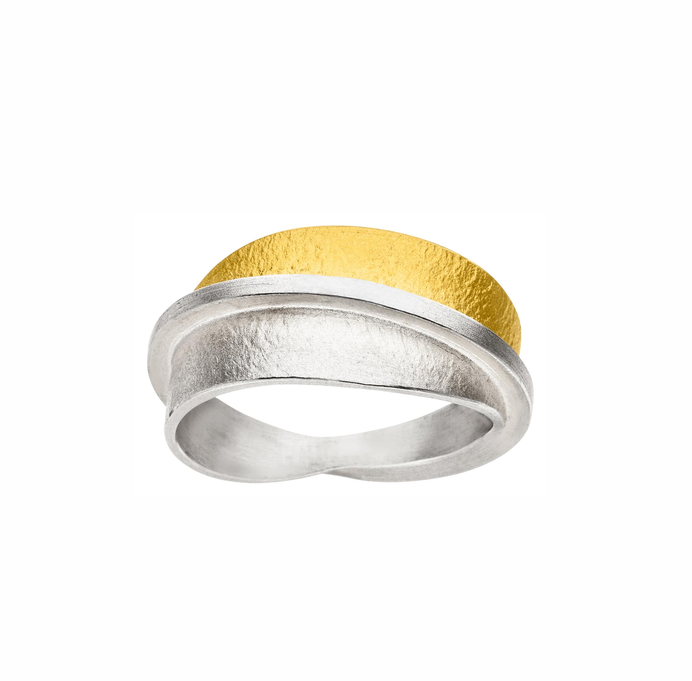 zilveren ring met 18 kt. gouden inleg. Maat 58
