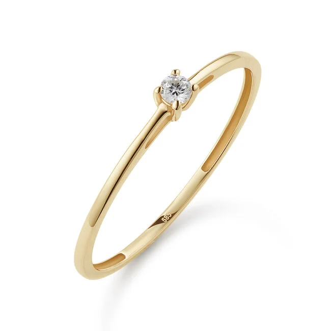 De Solitaire Moderne ring straalt subtiele luxe en eigentijdse elegantie uit. De briljant geslepen lab-grown diamant (0.05 ct) schittert met een verfijnde glans, gezet in gerecycled 14 karaat goud. Dankzij het minimalistische ontwerp en de duurzame afwerking is deze ring perfect voor dagelijks gebruik of als betekenisvol gebaar dat generaties meegaat.