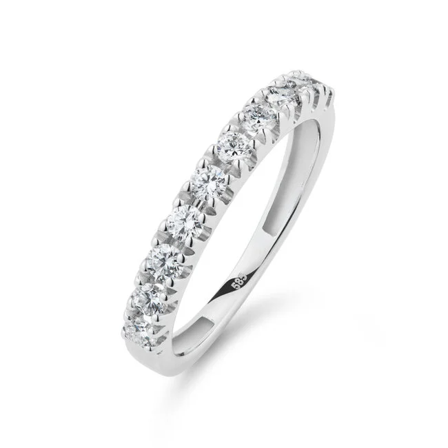 De Alliance ring met tot. 0.50 ct lab-grown diamanten is de perfecte balans tussen subtiele sprankeling en tijdloze elegantie. De briljant geslepen diamanten sieren de bovenkant van de ring in een verfijnde halve alliance-setting, waardoor ze bij elke beweging het licht prachtig vangen. Vervaardigd uit gerecycled 14 karaat goud en ontworpen met aandacht voor detail, staat deze ring symbool voor bewuste luxe en blijvende schoonheid &ndash; ideaal als trouwring, jubileumring of stijlvolle toevoeging aan elke collectie.