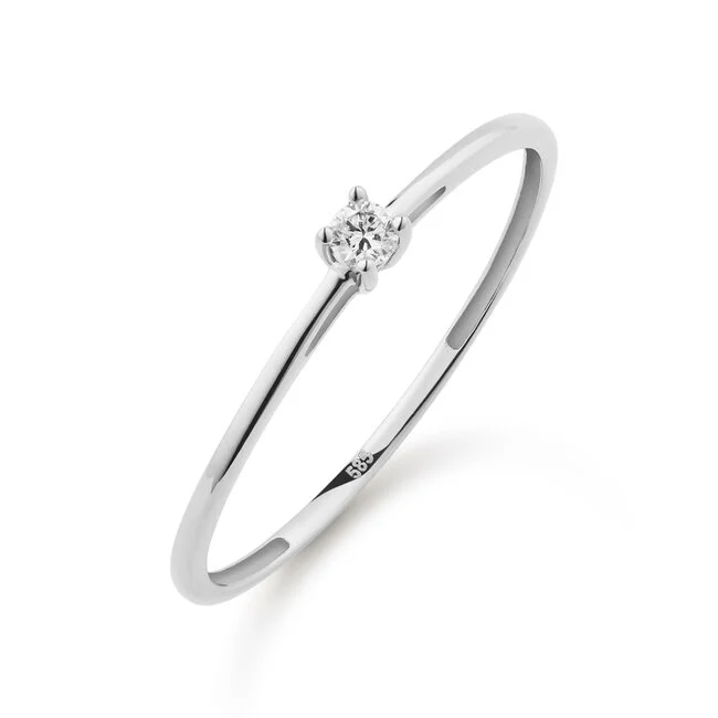 De Solitaire Moderne ring straalt subtiele luxe en eigentijdse elegantie uit. De briljant geslepen lab-grown diamant (0.05 ct) schittert met een verfijnde glans, gezet in gerecycled 14 karaat goud. Dankzij het minimalistische ontwerp en de duurzame afwerking is deze ring perfect voor dagelijks gebruik of als betekenisvol gebaar dat generaties meegaat.