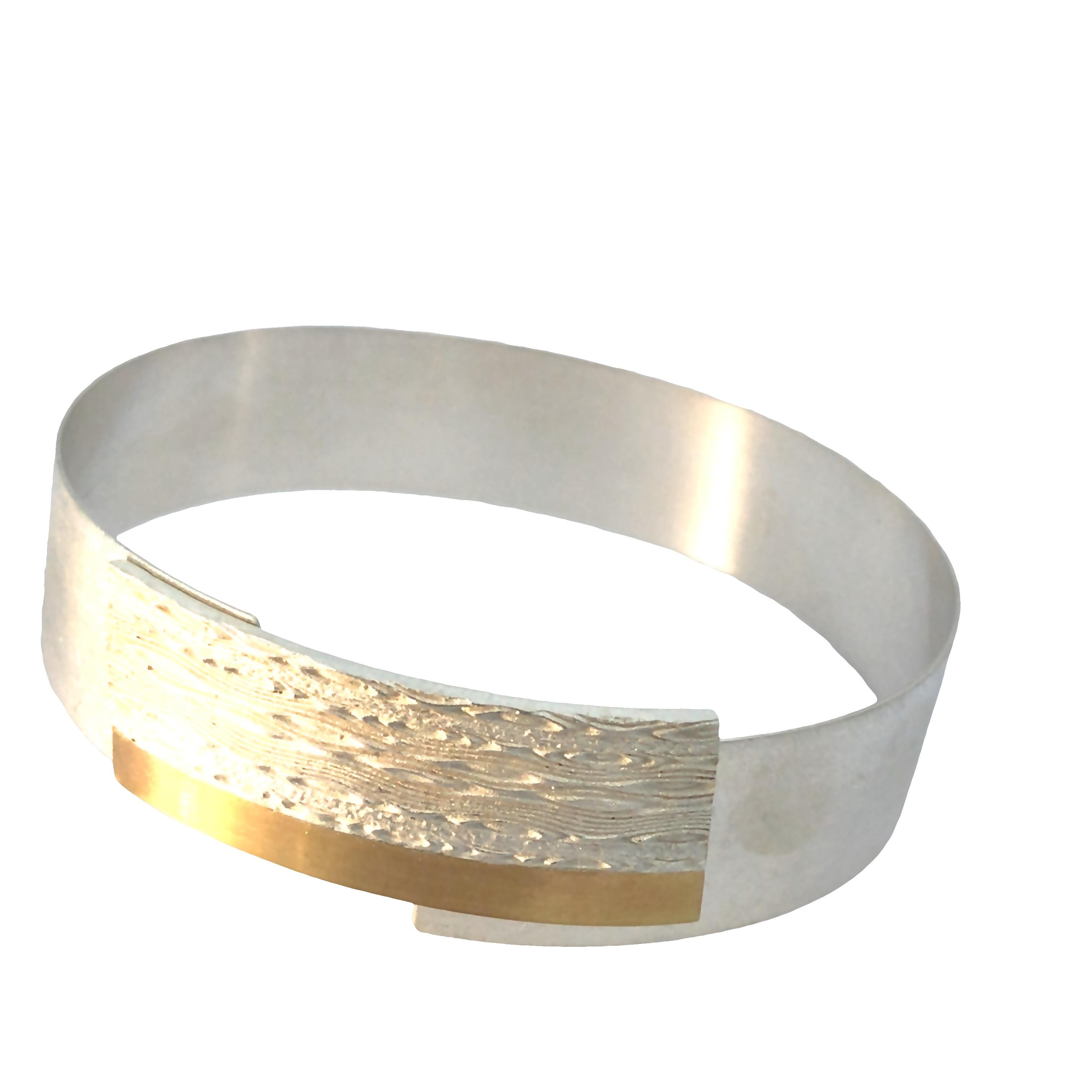 Der Armreif Modellnummer 1-20713 besteht aus 925/-Silber und 900/-Gelbgold in schleifmatter Ausführung. Kategorie: Schmuck, Typ: Armband. Tragen Sie ihn am besten allein oder kombiniert mit anderen schlichten Armbändern, um einen eleganten und zeitlosen Look zu erzielen. Perfekt für den Alltag oder elegante Anlässe.