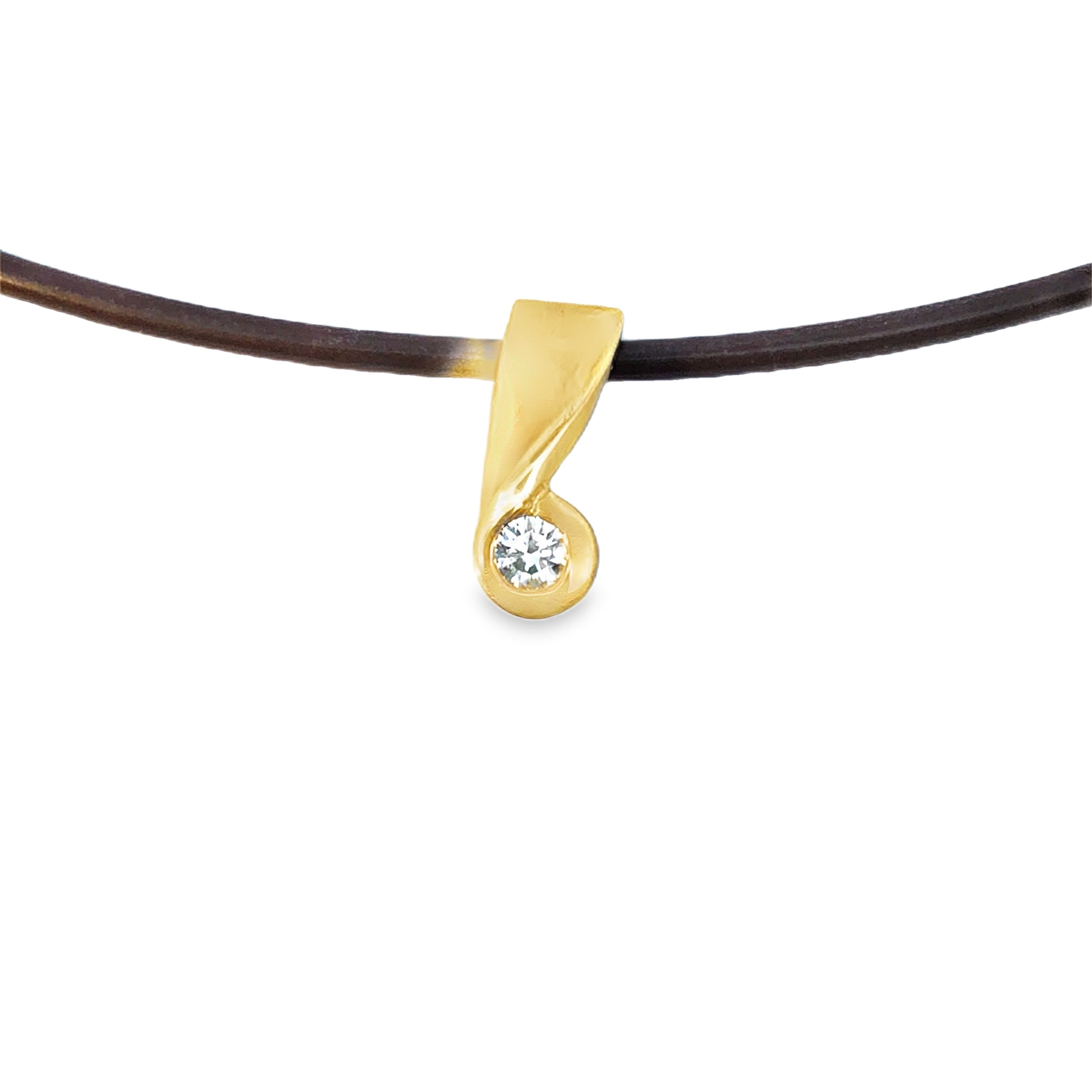 Produktmerkmale des Anhängers Gold 750/- GG 1 Brill. 0,07 ct W-VS, Modellnummer 1-31873-1: Hochwertiges 750/- Gelbgold, ein brillantgeschliffener Diamant von 0,07 Karat in W-VS Qualität. Am besten getragen an einer feinen Goldkette zur Betonung des eleganten Designs. Ideales Accessoire für besondere Anlässe oder als stilvolles Alltagsstück. Perfekte Ergänzung für jedes Schmuckstück.