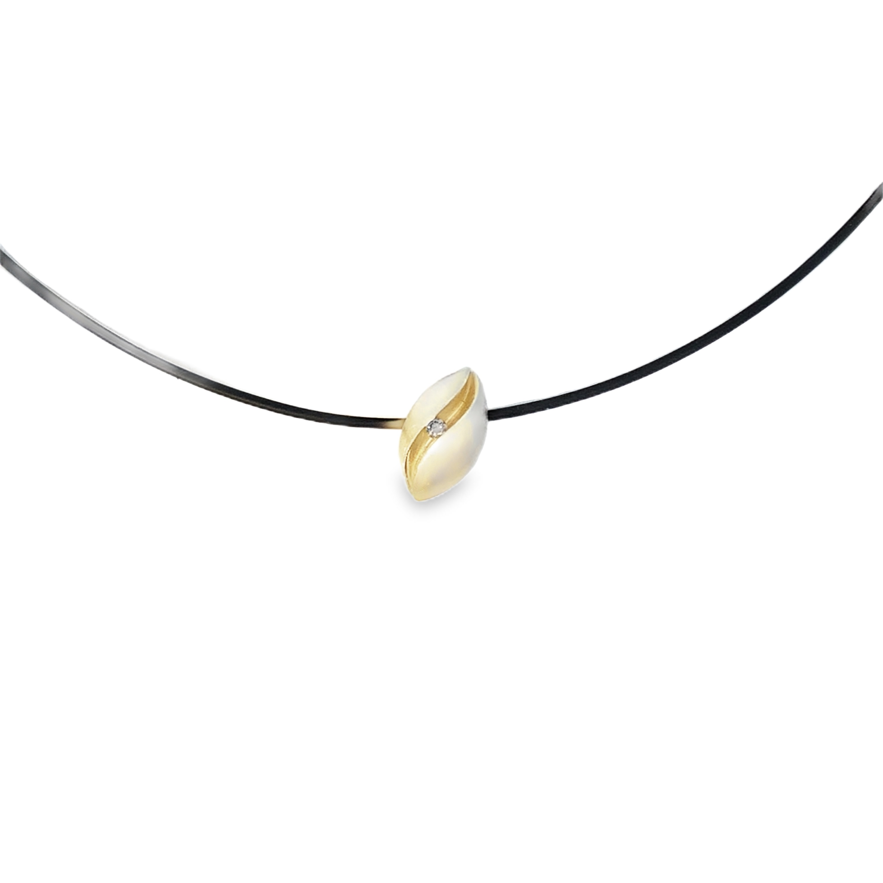 Der Anhänger Silber 925/- mit vergoldeter Kerbe und einem Brillant von 0,06 ct W-VS (Modellnummer 1-31830) ist ein elegantes Schmuckstück. Bestehend aus hochwertigem Sterlingsilber und einem funkelnden Diamanten, eignet er sich perfekt zur Kombination mit einer feinen Silberkette. Ein ideales Accessoire für besondere Anlässe oder als tägliches Schmuckstück für einen Hauch von Luxus.